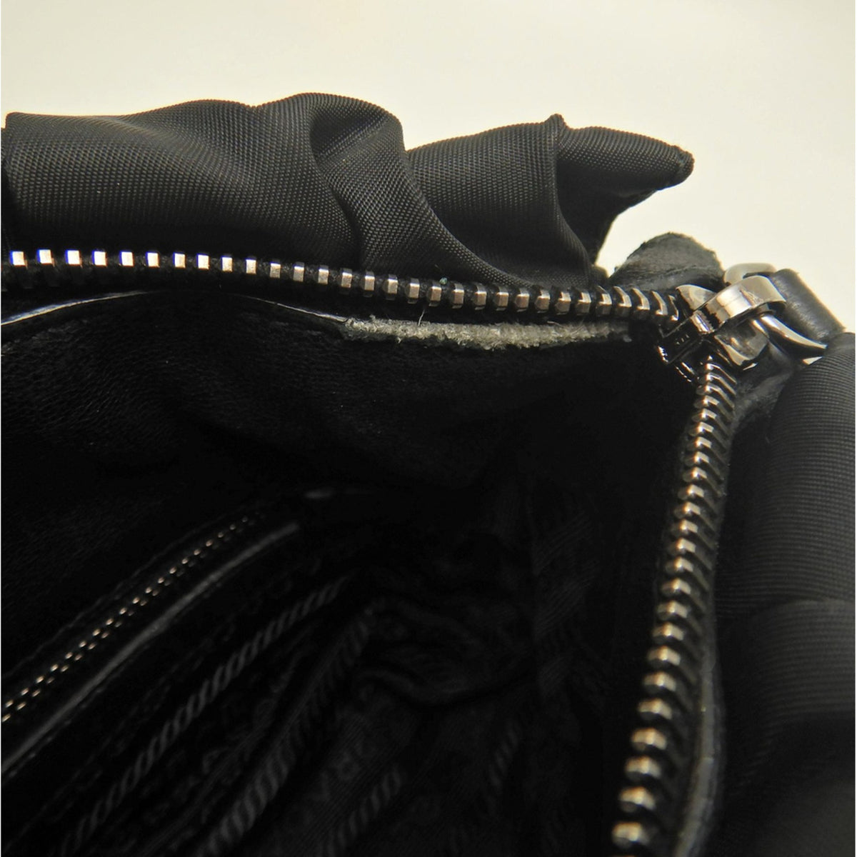 Prada Nero Nylon Handbag (Pre-Owned)