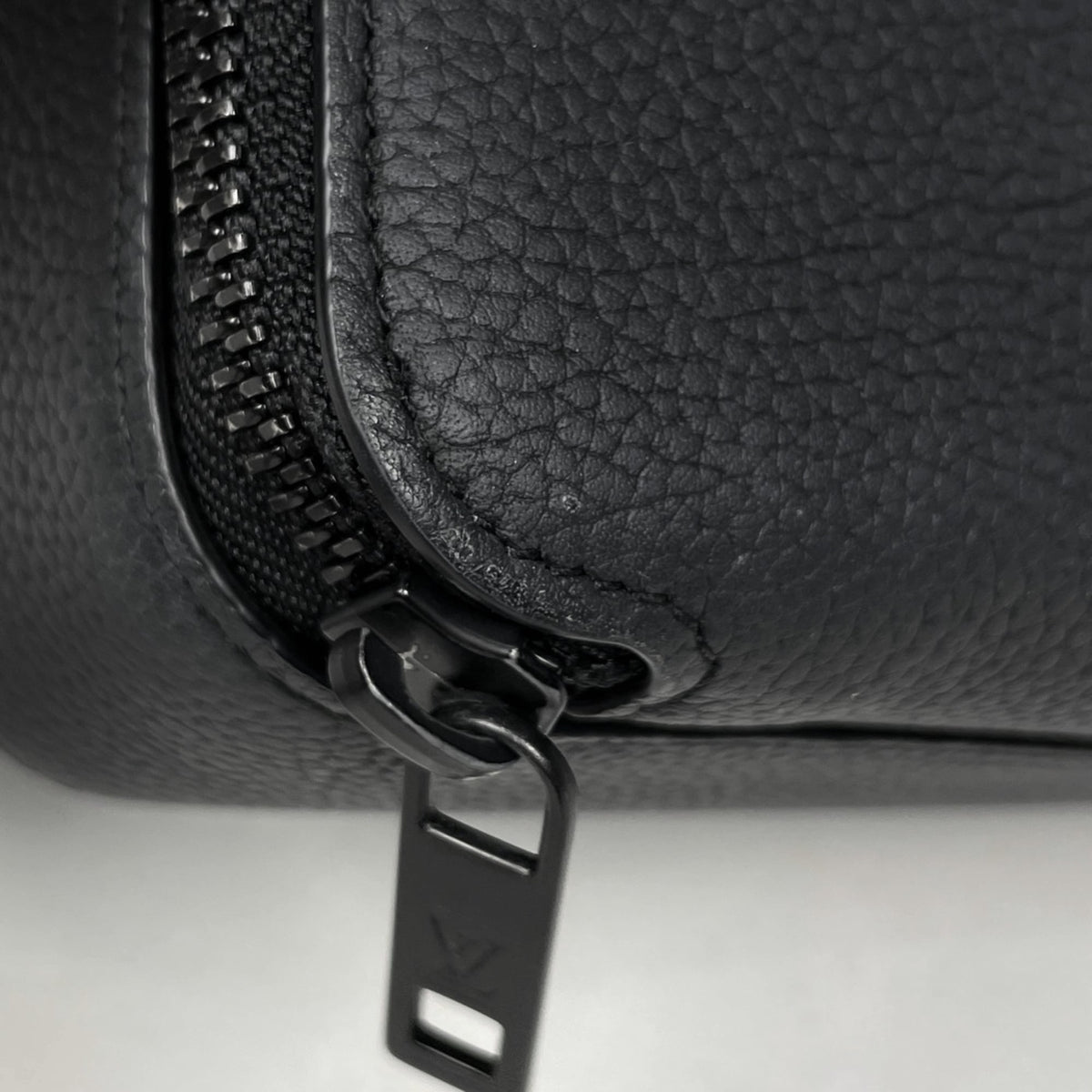 Louis Vuitton Black Noir Leather Shoulder Bag (Pre-Owned)