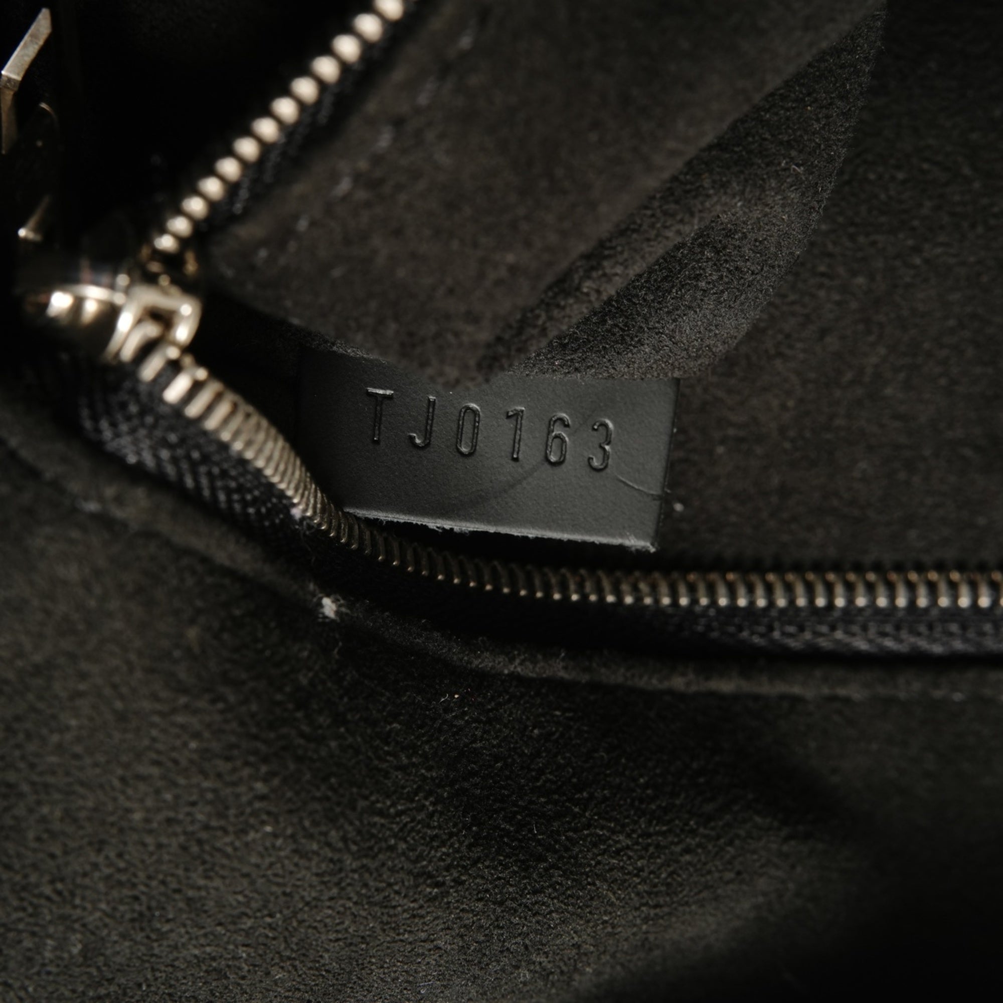 Louis Vuitton Epi Black Epi Leather Shoulder Bag (Pre-Owned)