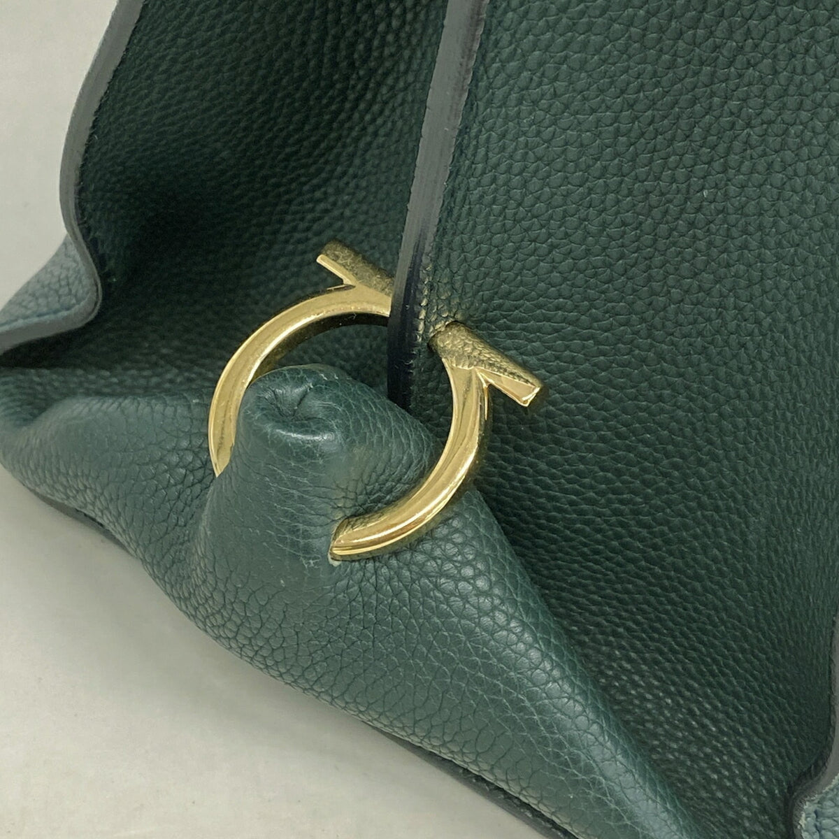 Salvatore Ferragamo Green Leather Shoulder Bag (Pre-Owned)