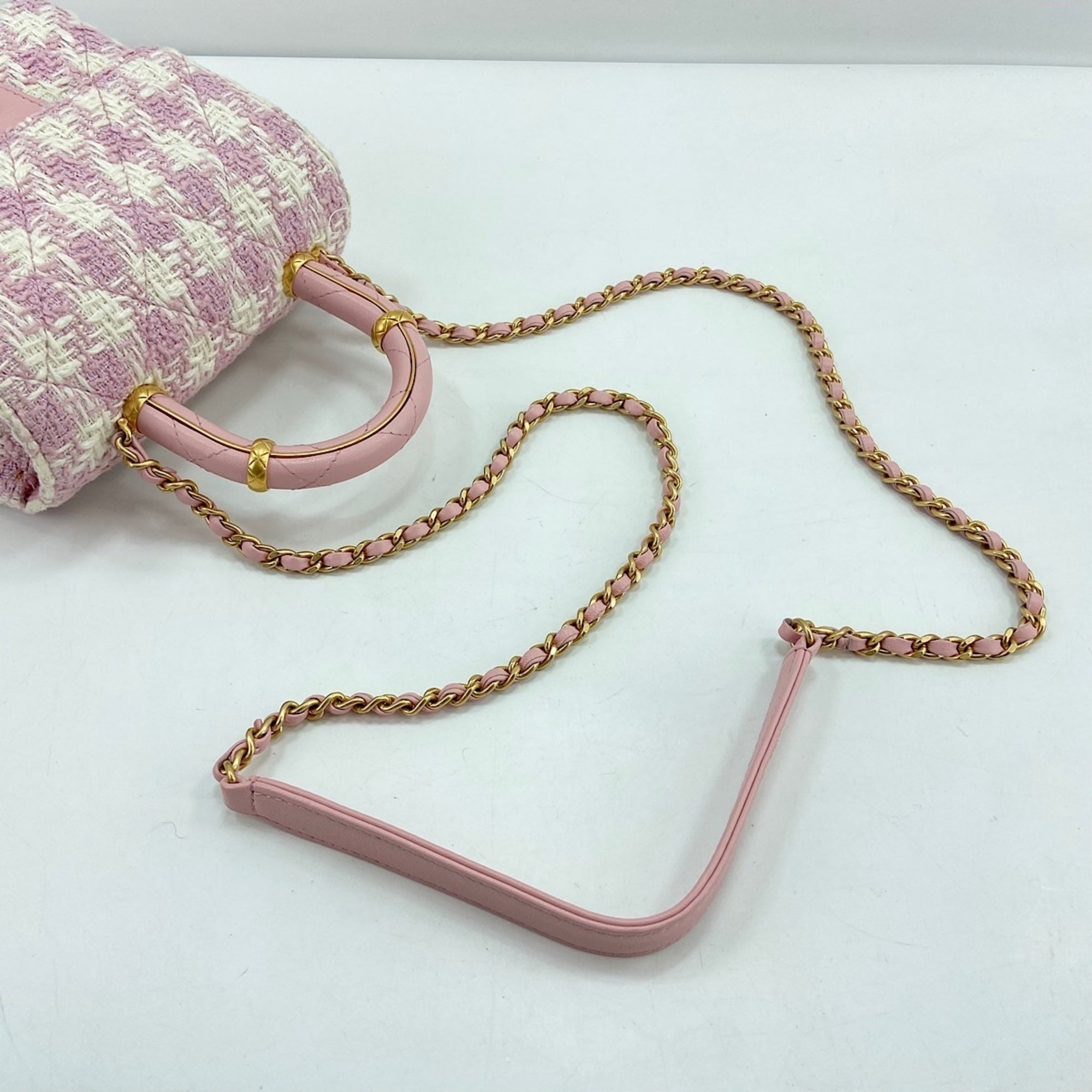 Chanel Pink Tweed Shoulder Bag (Pre-Owned)