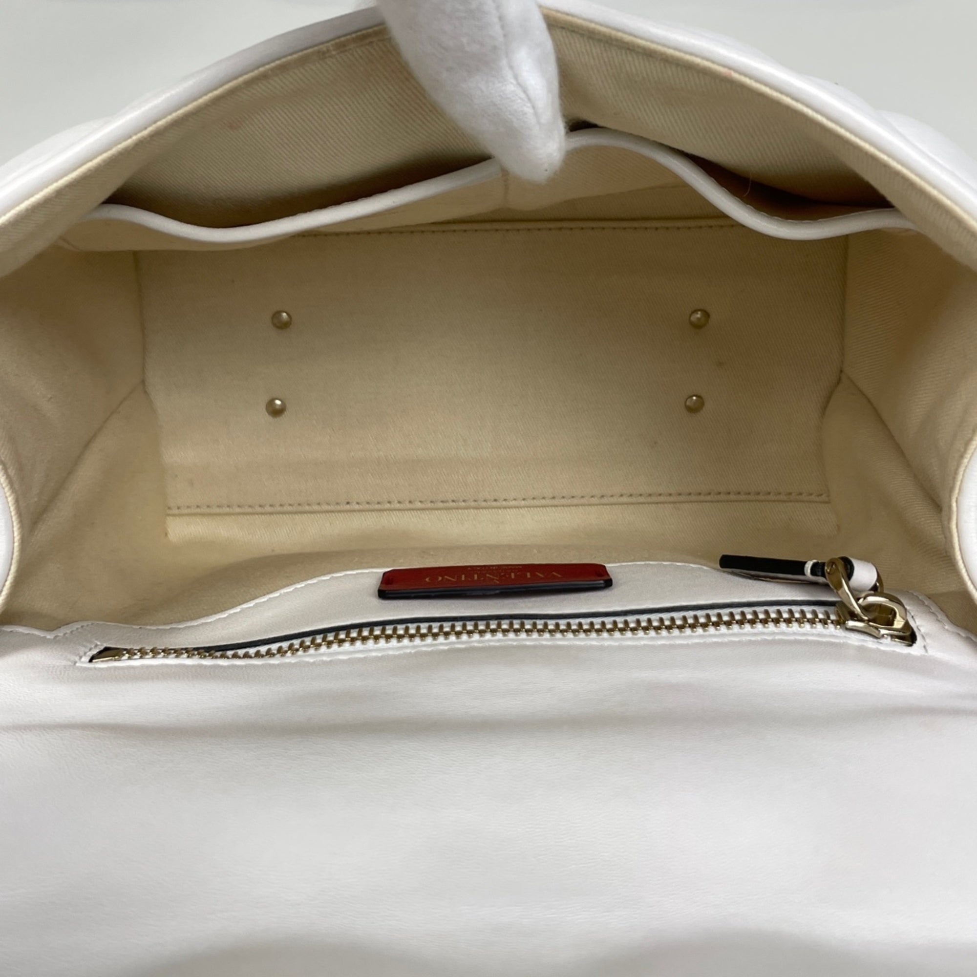 Valentino Garavani White Leather Handbag (Pre-Owned)