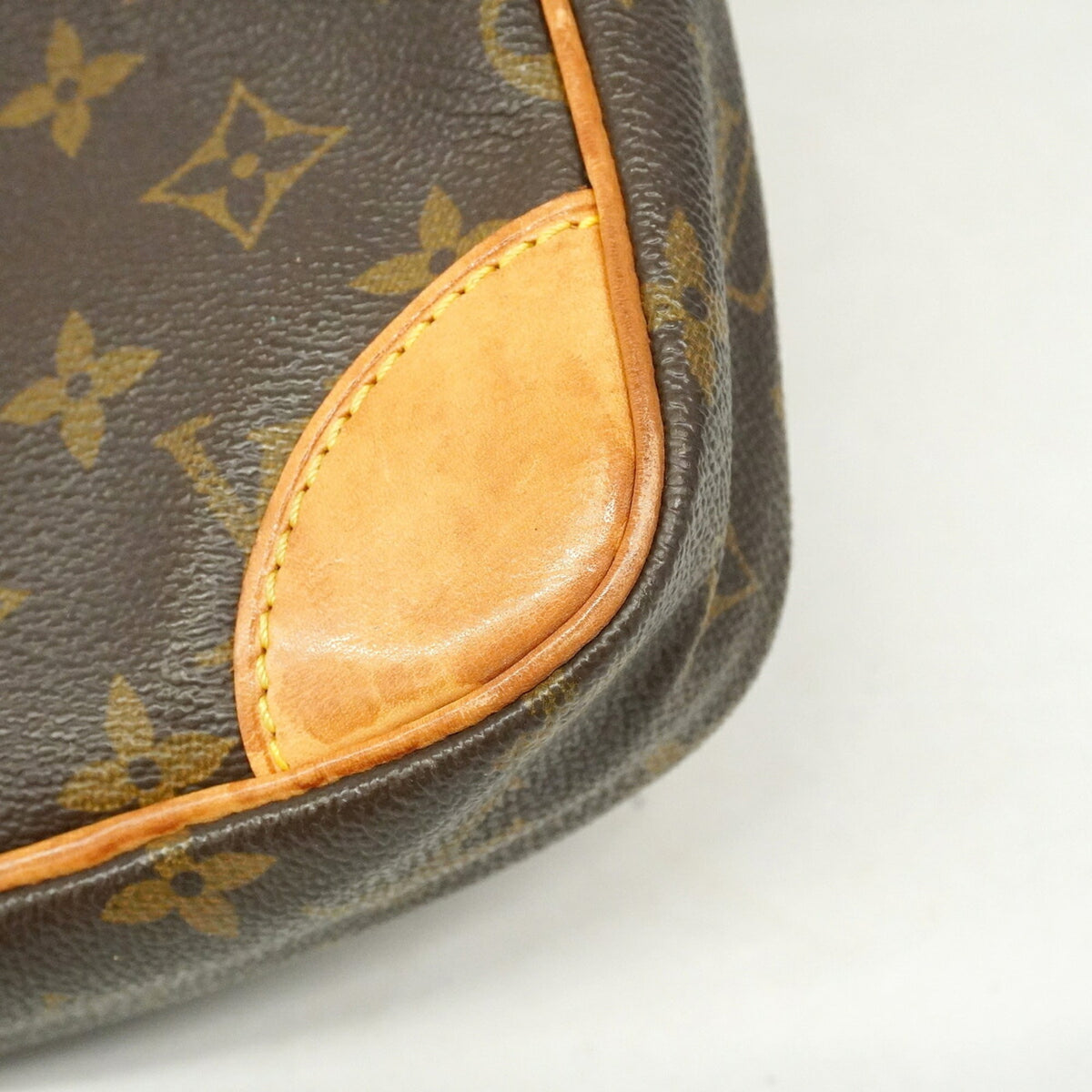 Louis Vuitton Brown Shoulder Bag (Pre-Owned)