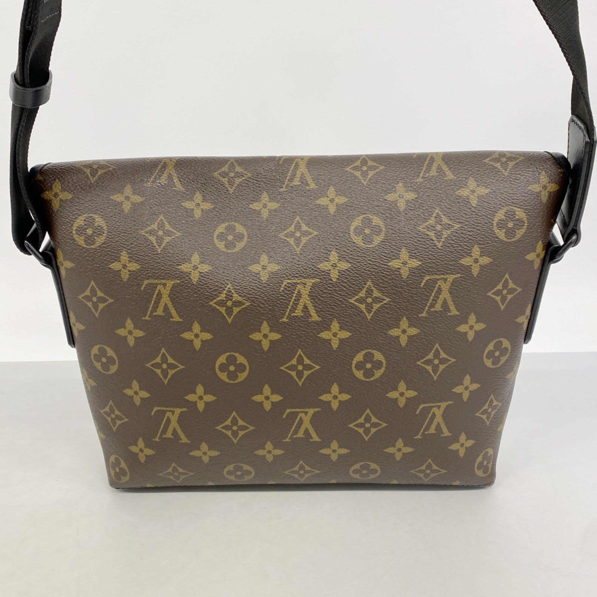 Louis Vuitton Brown Shoulder Bag (Pre-Owned)