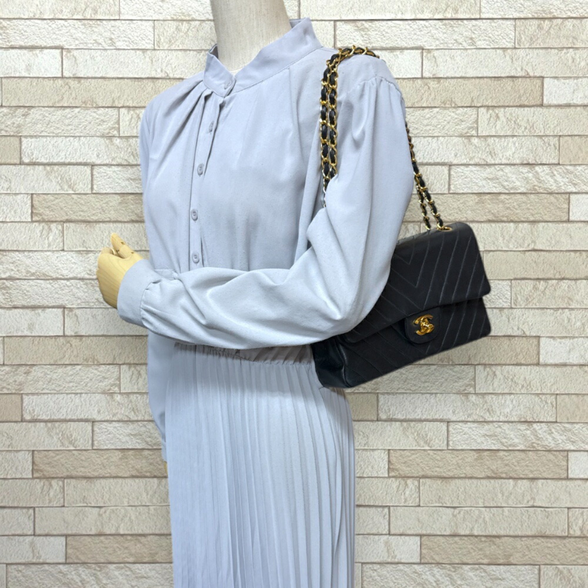 Chanel Black Leather Shoulder Bag (Pre-Owned)