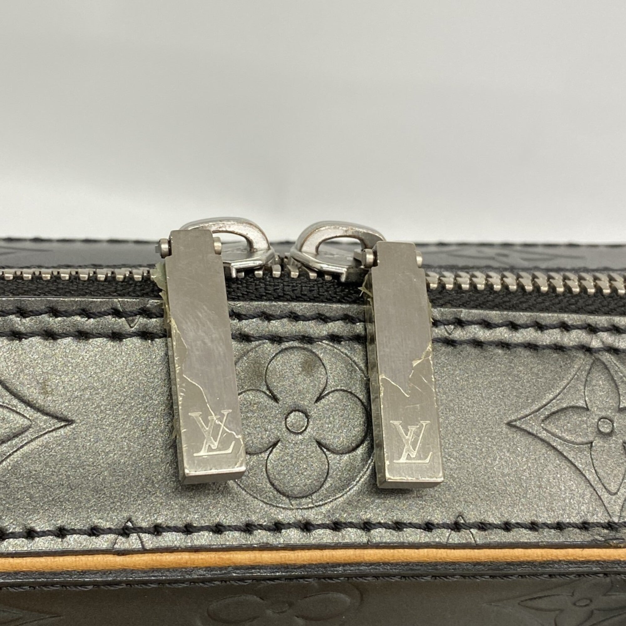 Louis Vuitton Noir Handbag (Pre-Owned)