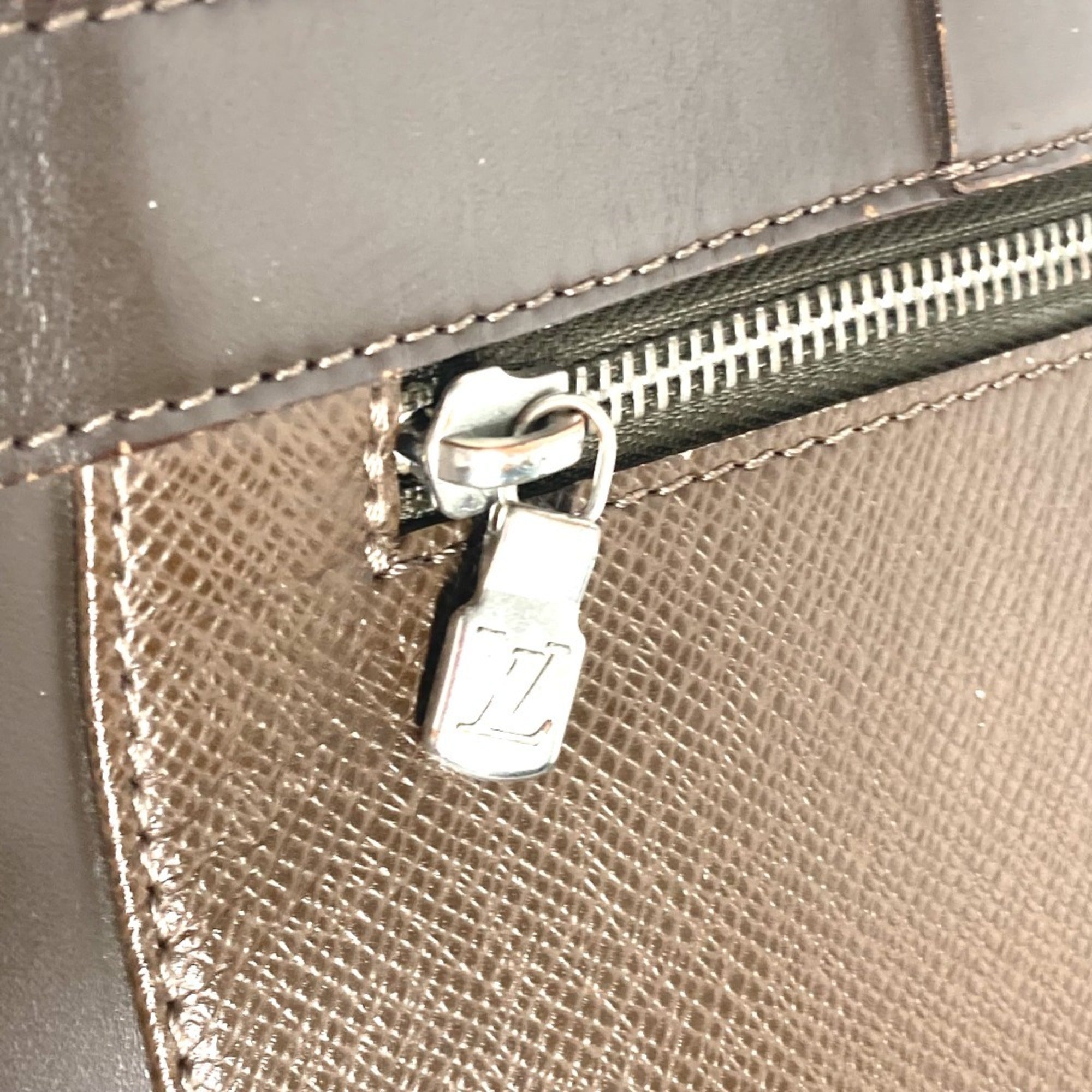Louis Vuitton Brown Taiga Leather Handbag Tote Bag (Pre-Owned)