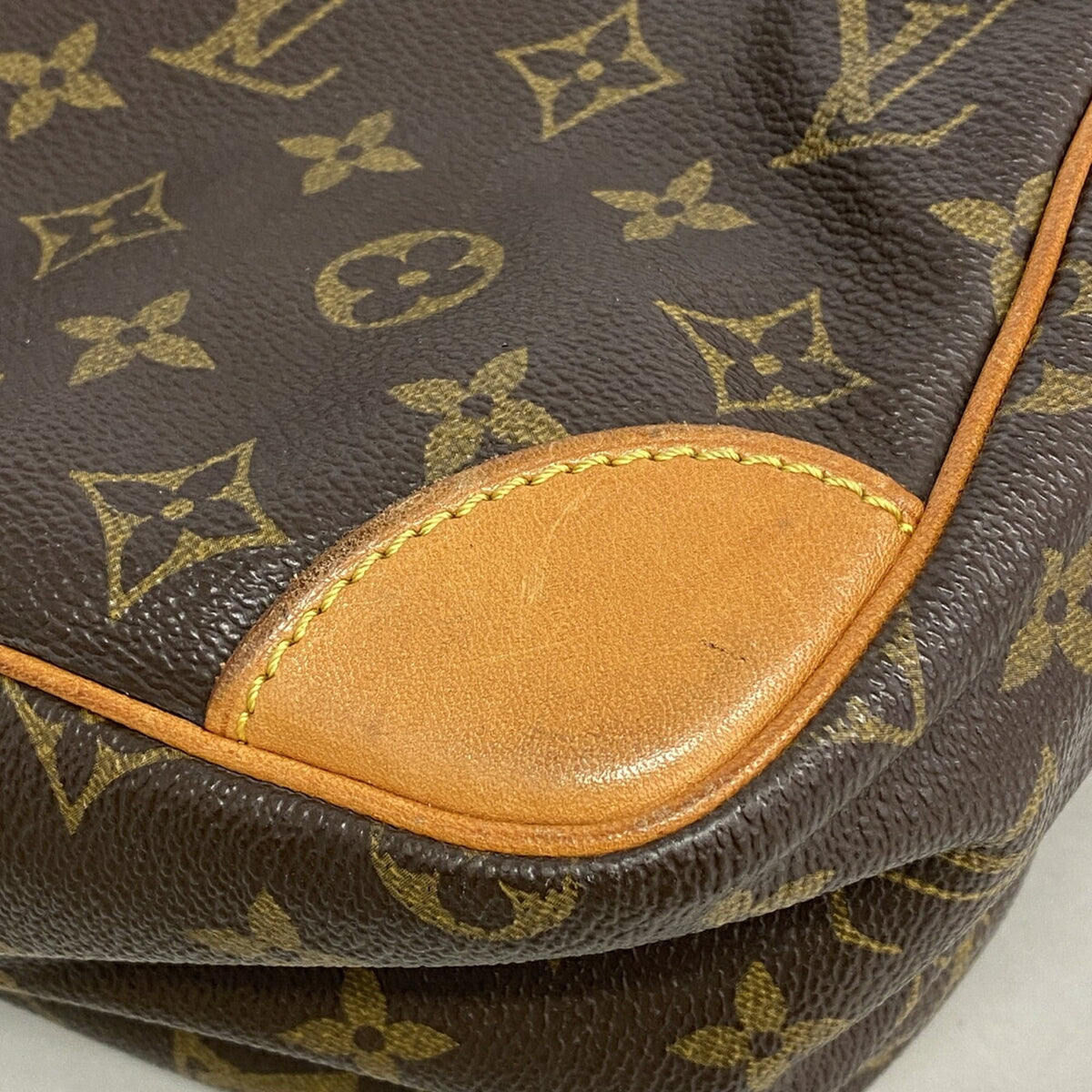 Louis Vuitton Brown Shoulder Bag (Pre-Owned)