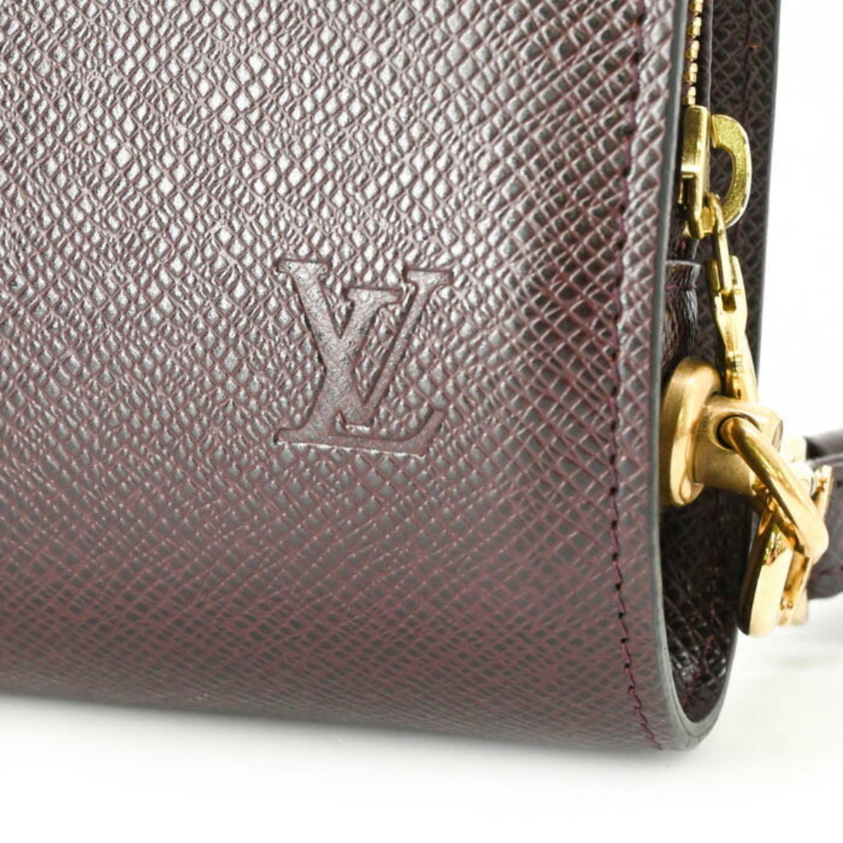 Louis Vuitton Taiga Bordeaux Taiga Leather Clutch Bag (Pre-Owned)