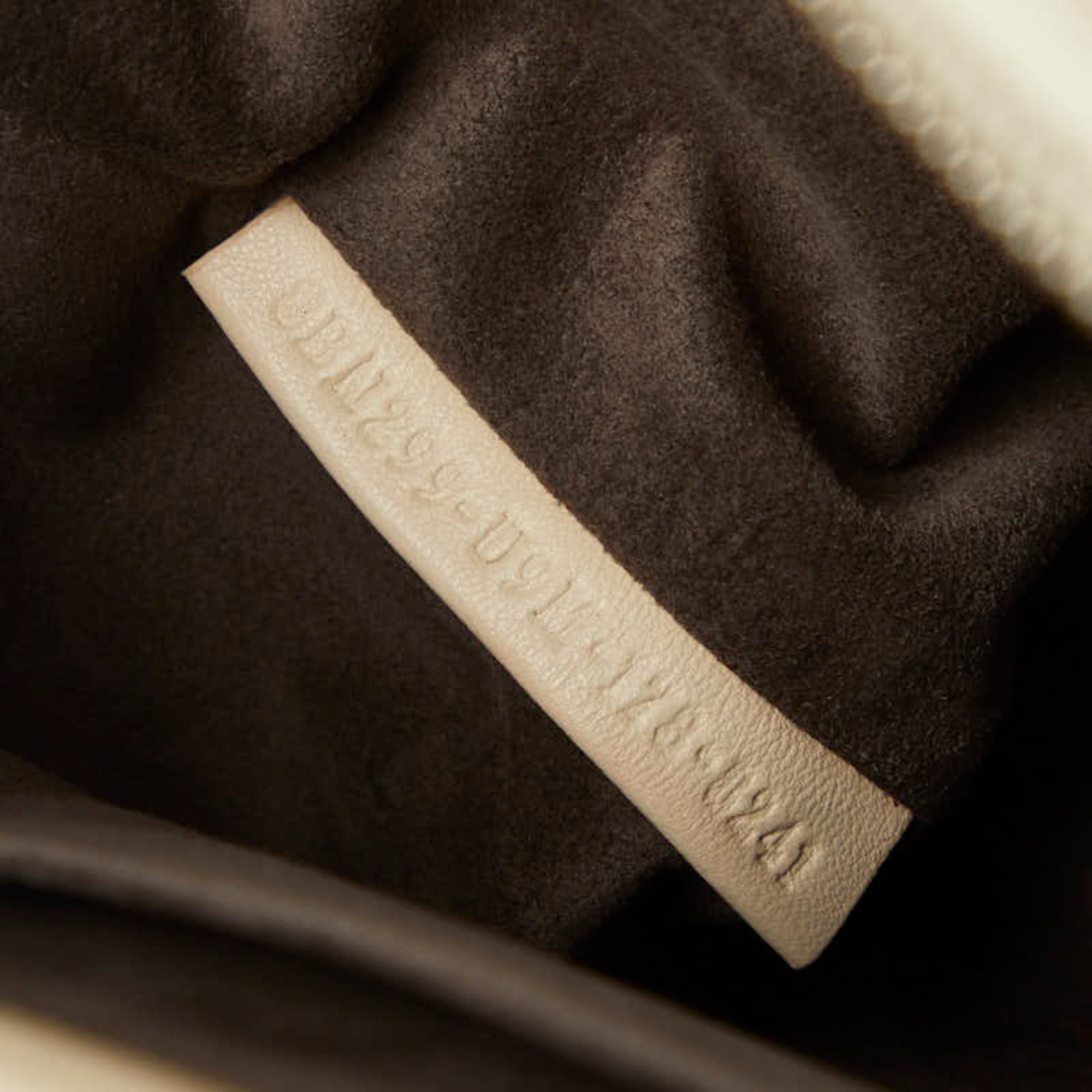 Fendi Ivory Leather Shoulder Bag (Pre-Owned)