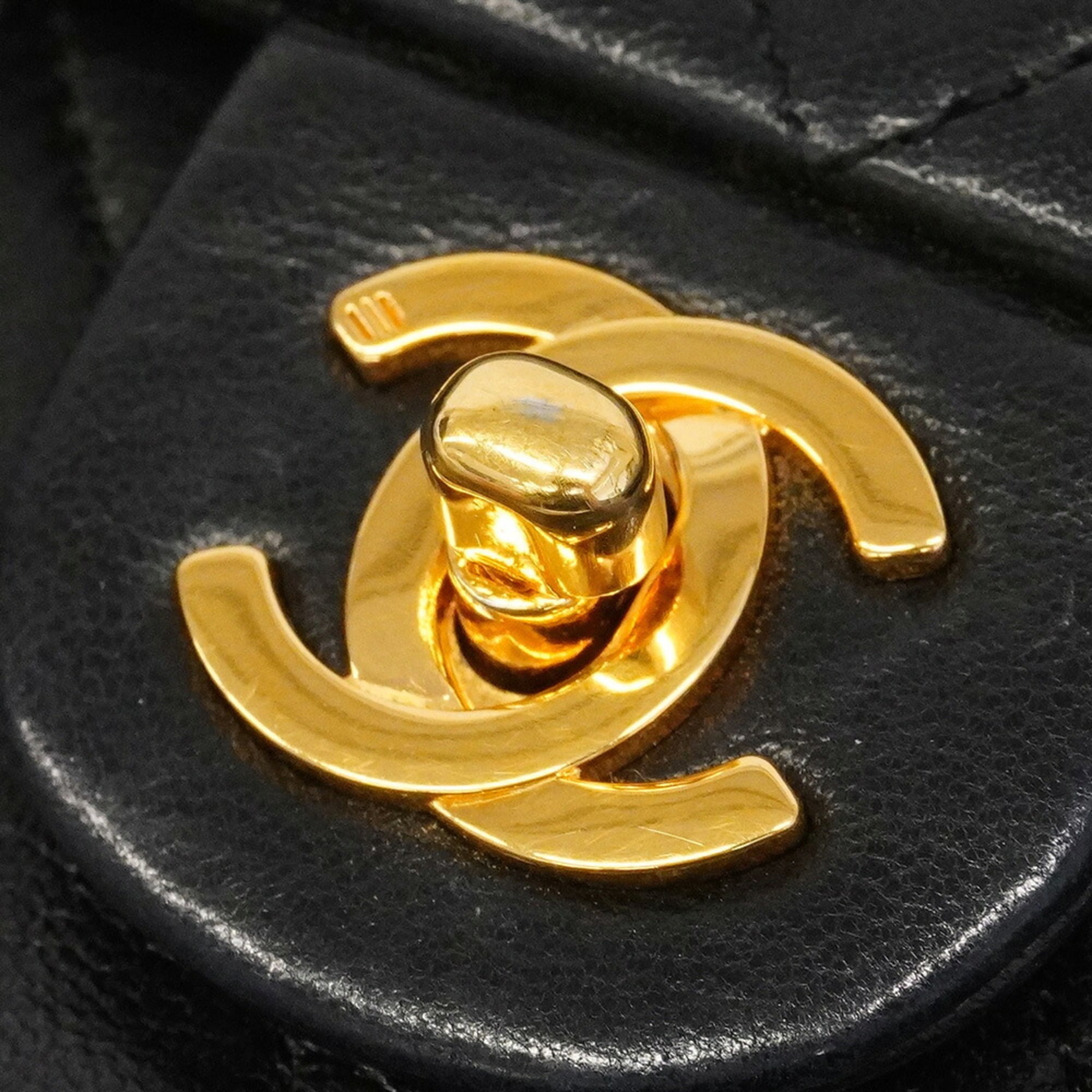 Chanel Black Leather Shoulder Bag (Pre-Owned)