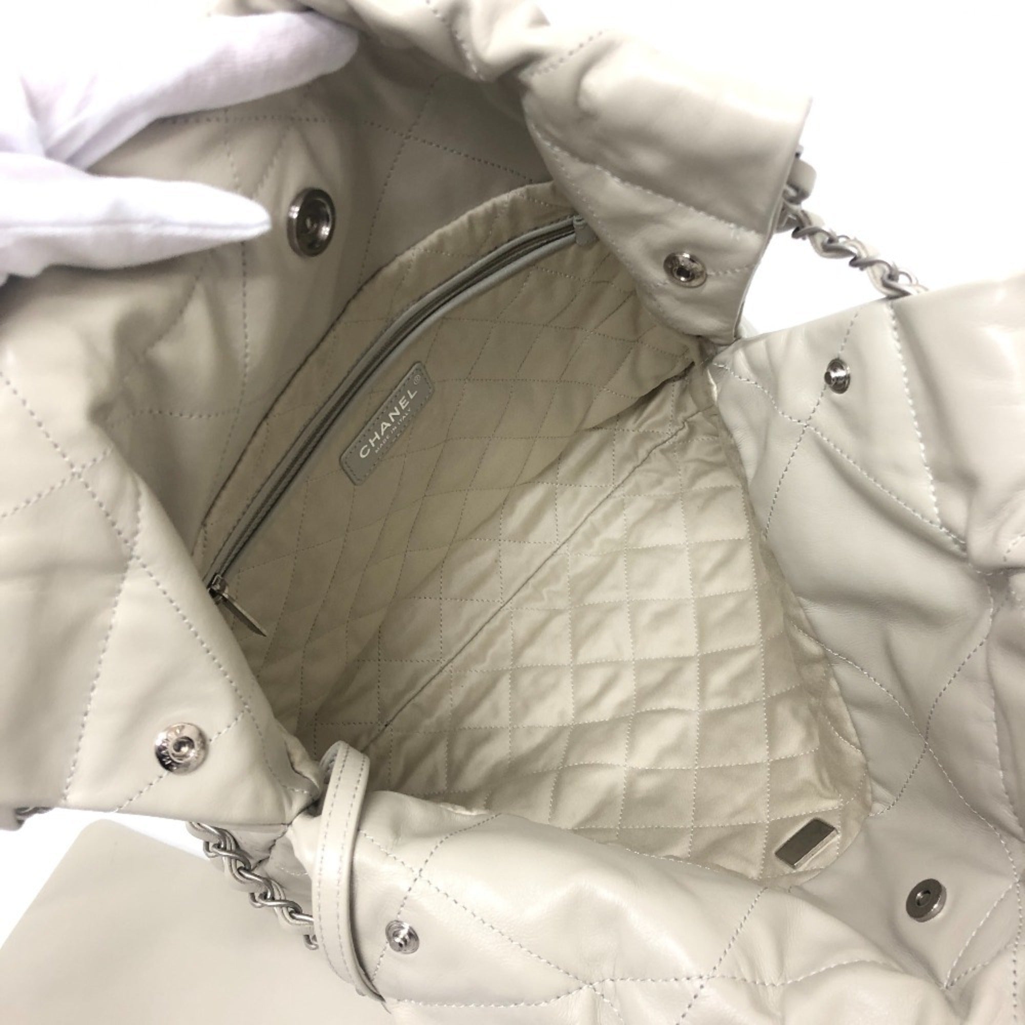 Chanel Gray Leather Shoulder Bag (Pre-Owned)