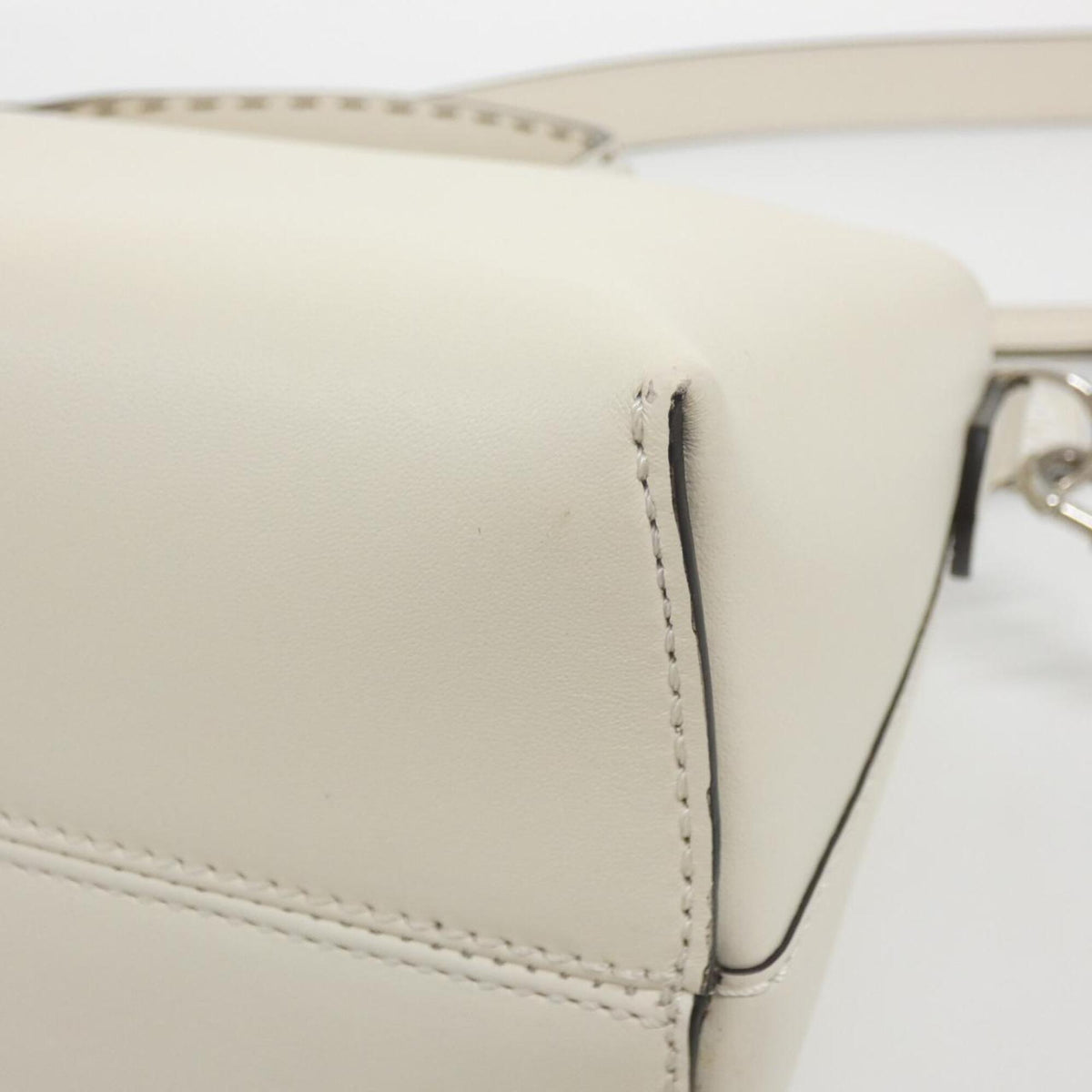 Fendi Beige Leather Handbag (Pre-Owned)