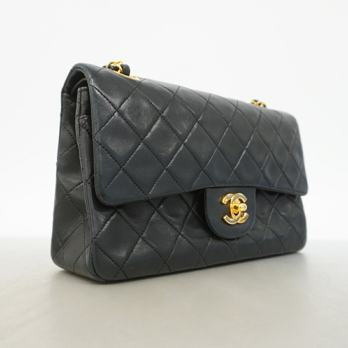 Chanel Black Leather Shoulder Bag (Pre-Owned)