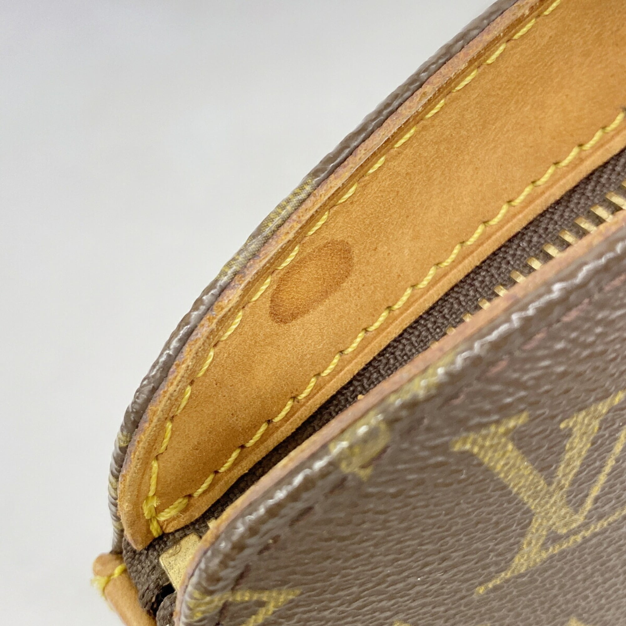 Louis Vuitton Brown Shoulder Bag (Pre-Owned)