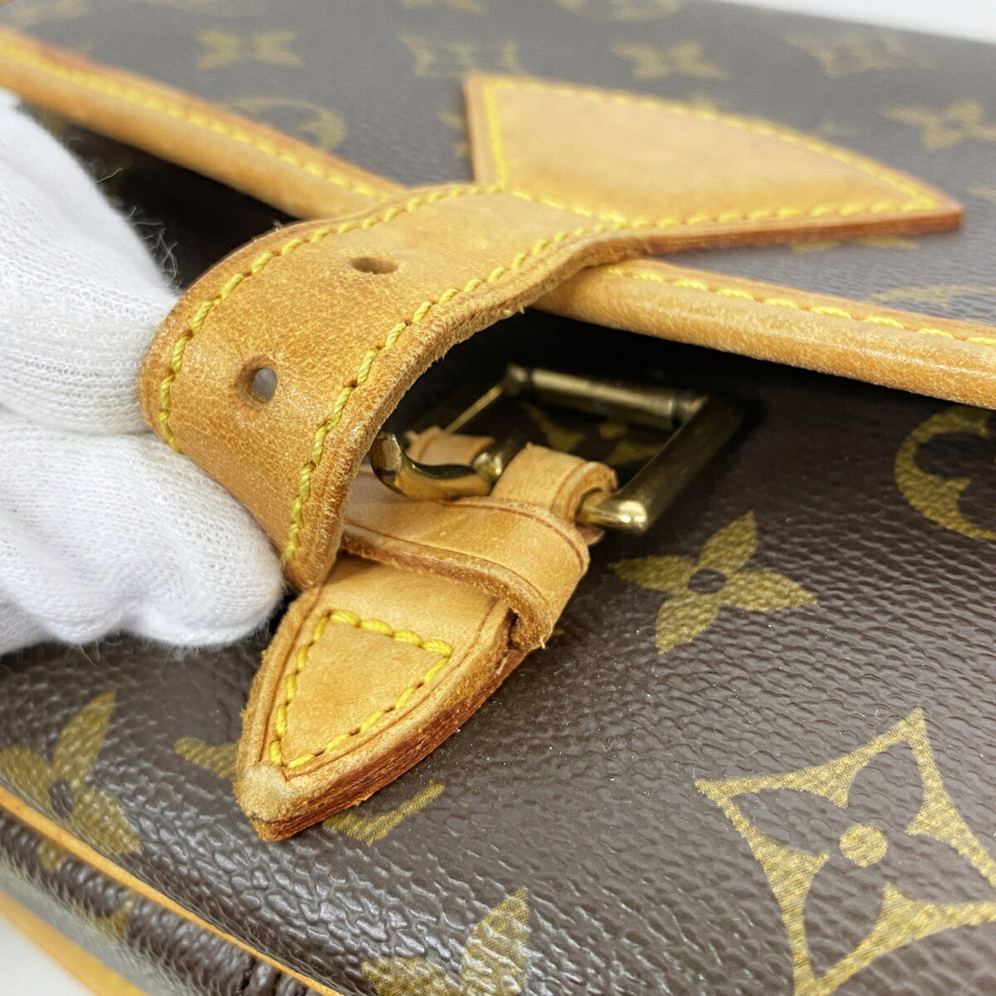 Louis Vuitton Brown Shoulder Bag (Pre-Owned)