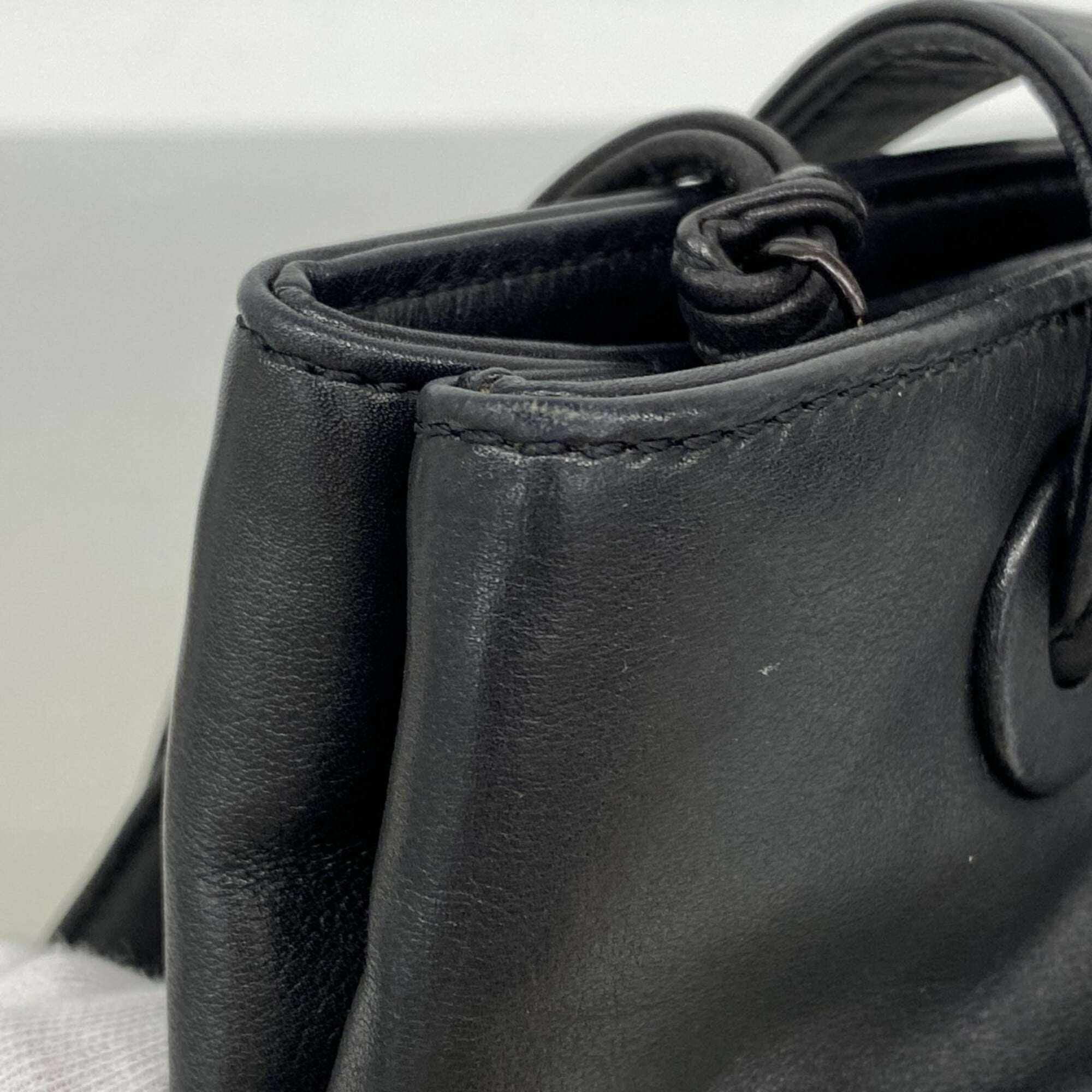 Chanel Black Leather Shoulder Bag (Pre-Owned)