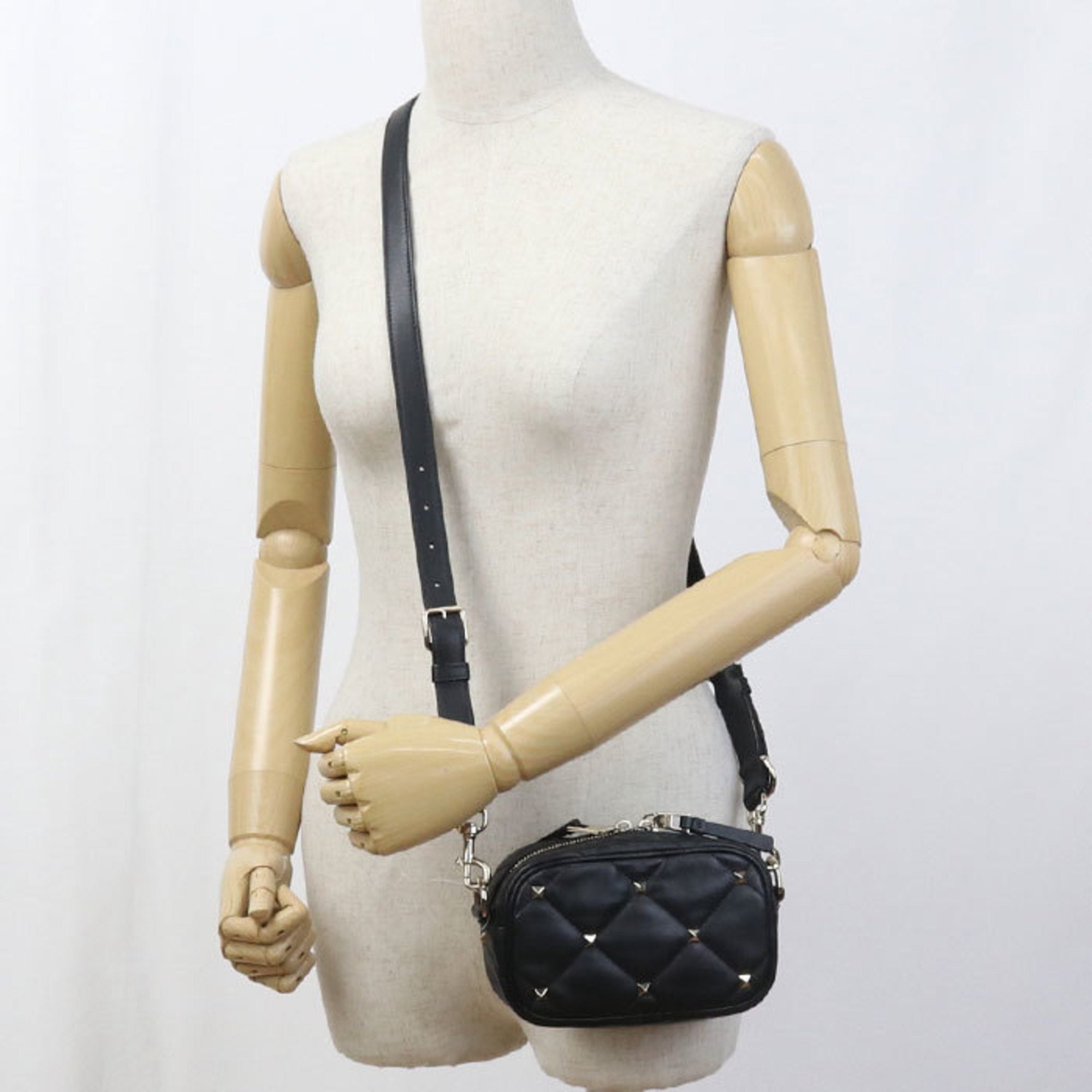 Valentino Garavani Black Leather Shoulder Bag (Pre-Owned)