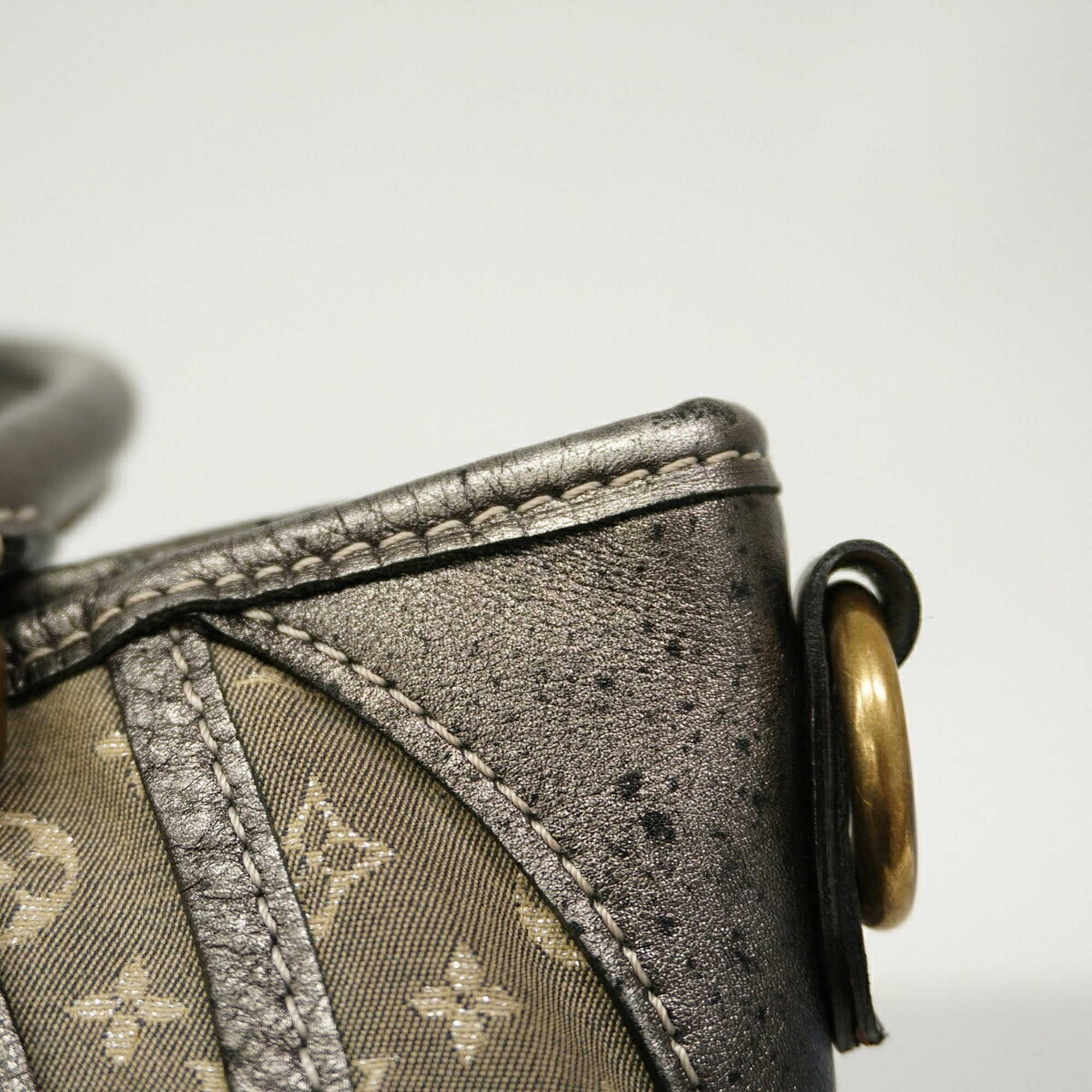 Louis Vuitton Gray Handbag (Pre-Owned)