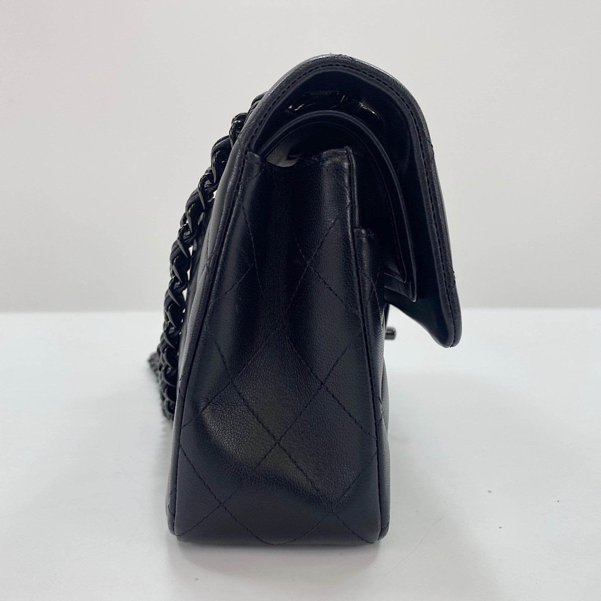 Chanel Black Shoulder Bag (Pre-Owned)