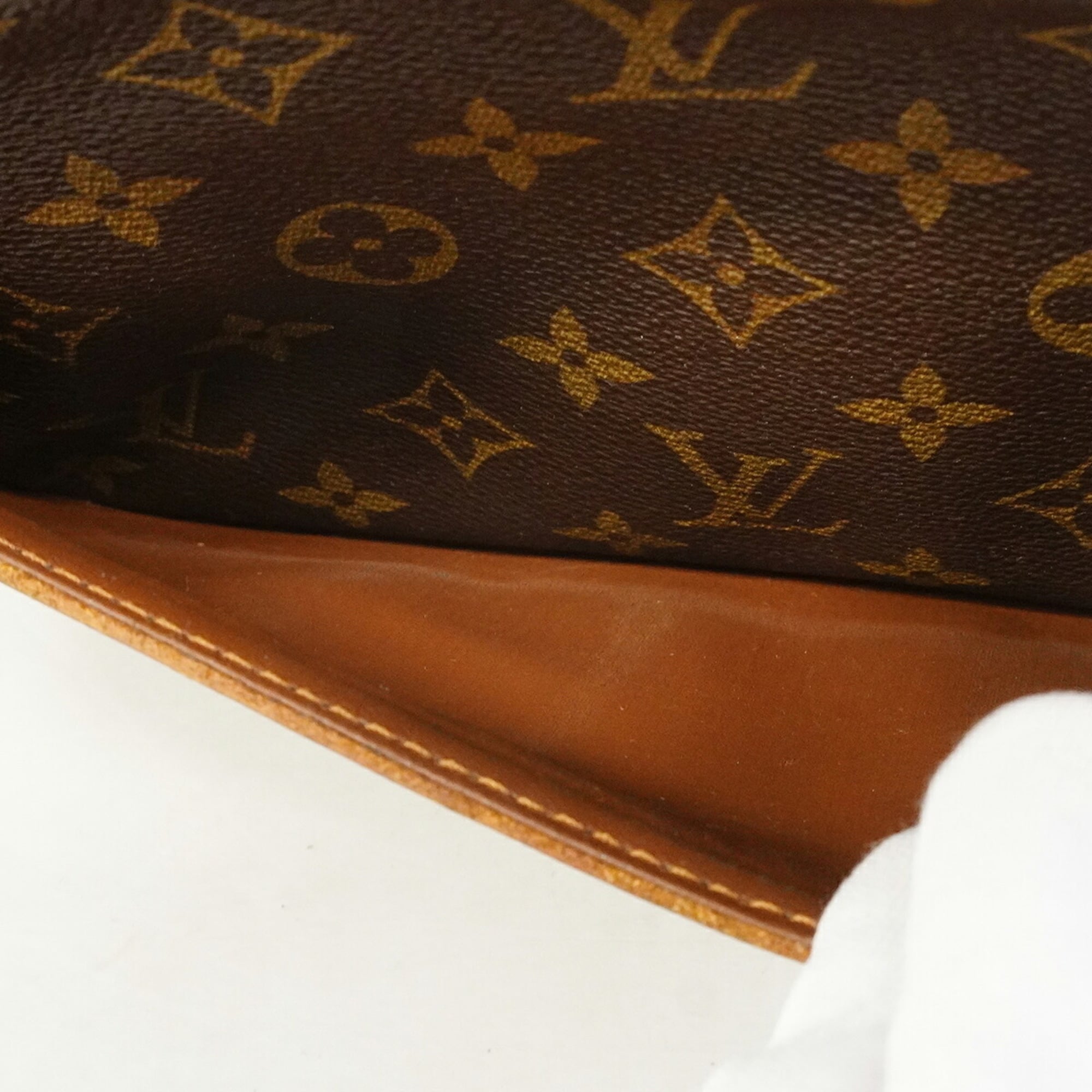 Louis Vuitton Brown Clutch Bag (Pre-Owned)