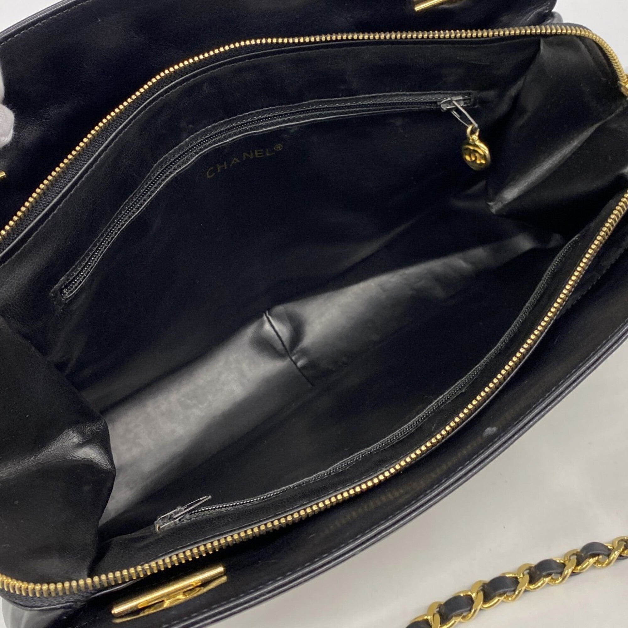 Chanel Black White Leather Shoulder Bag (Pre-Owned)