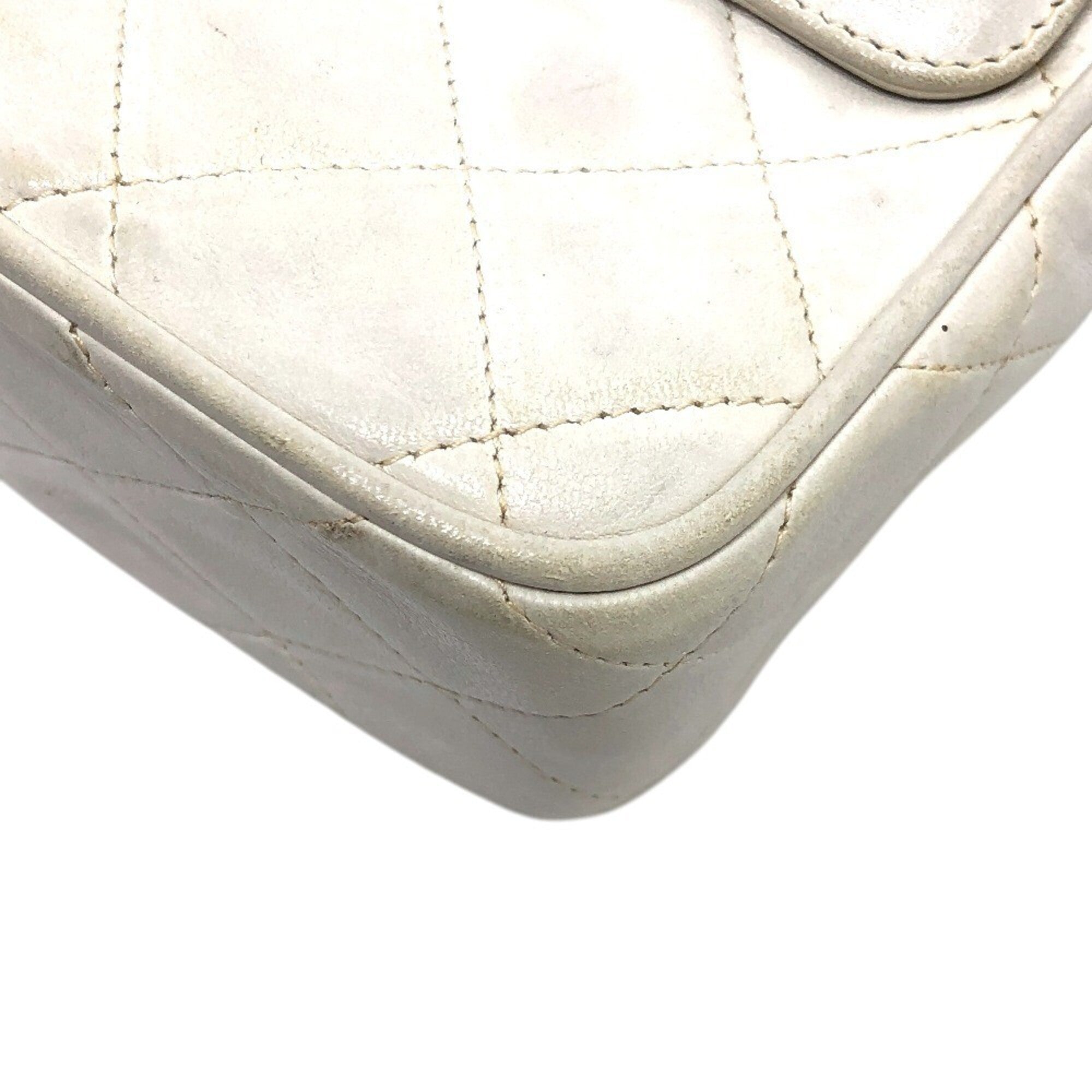 Chanel White Leather Pochette Shoulder Bag (Pre-Owned)