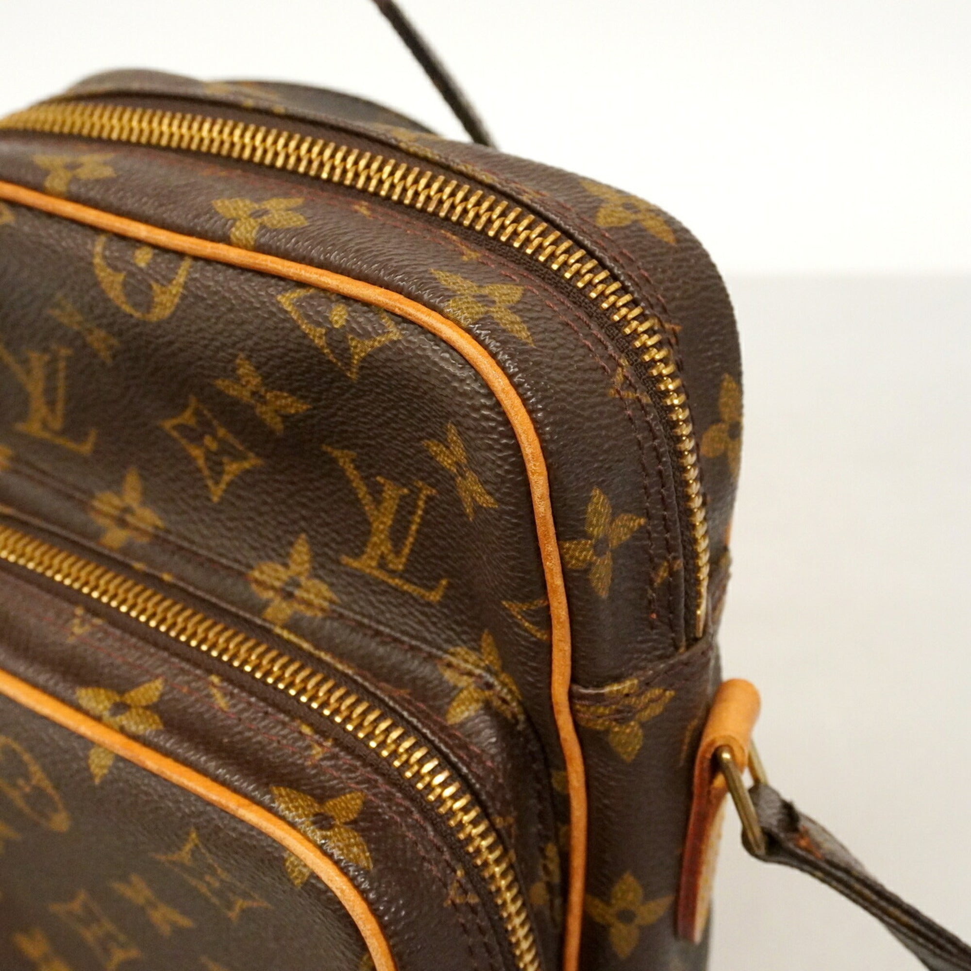 Louis Vuitton Brown Shoulder Bag (Pre-Owned)