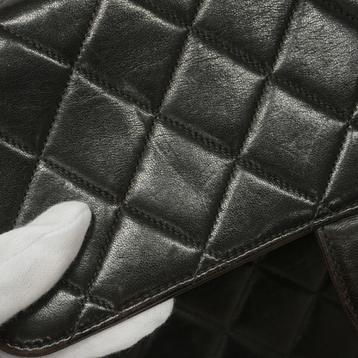 Chanel Black Leather Shoulder Bag (Pre-Owned)