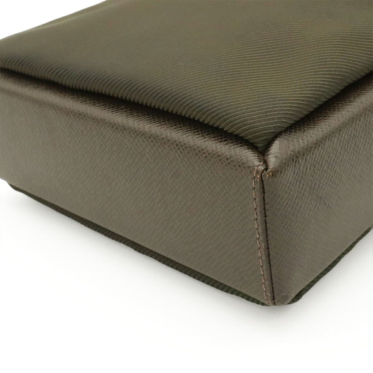 Louis Vuitton Brown Grizzly Taiga Leather Shoulder Bag (Pre-Owned)