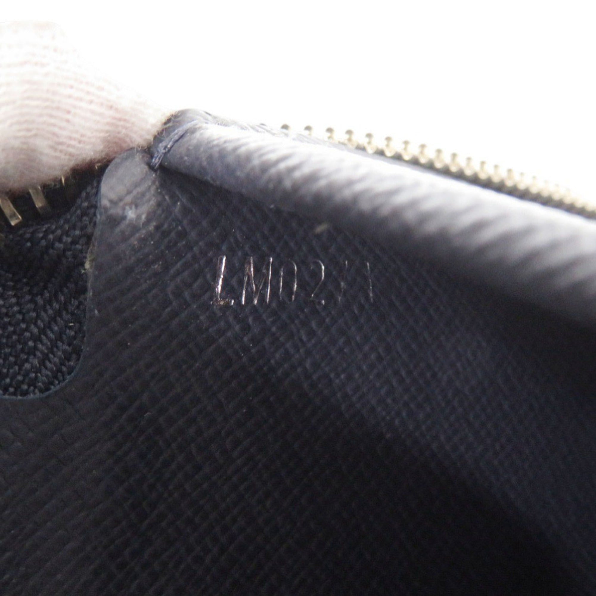 Louis Vuitton Navy Taiga Leather Long Wallet (Bi-Fold) (Pre-Owned)