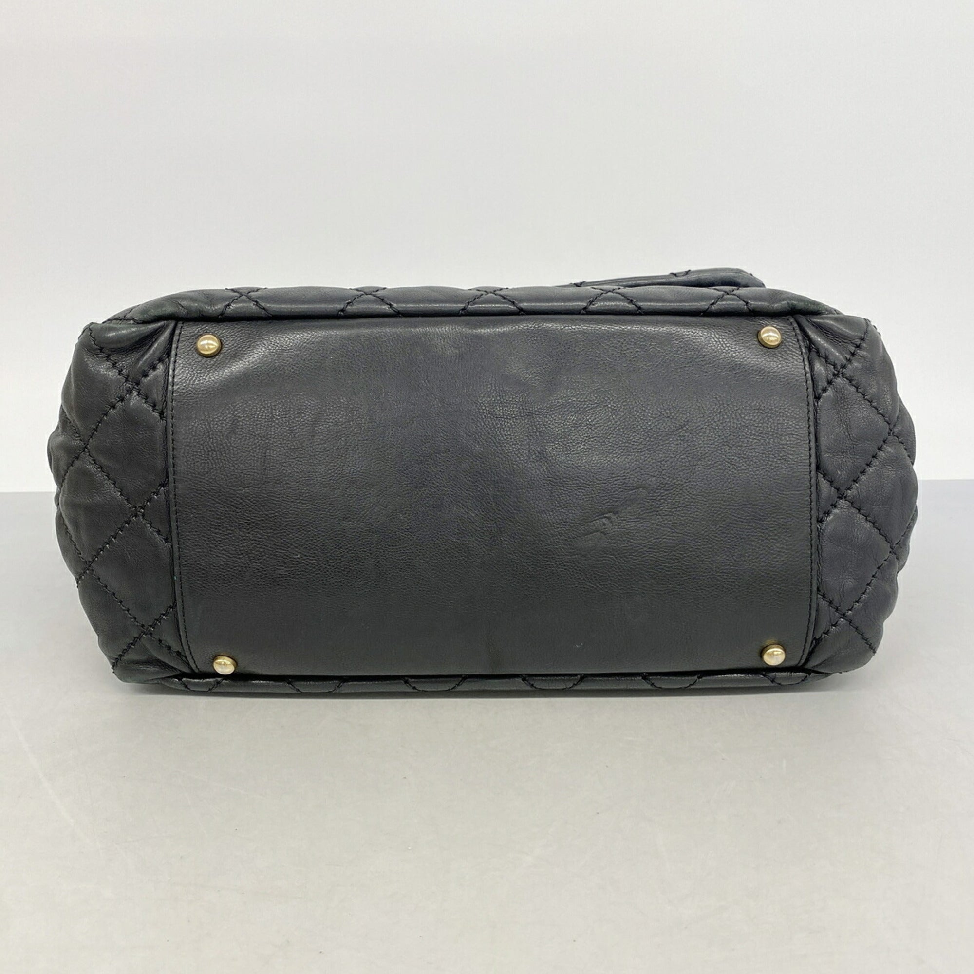 Chanel Black Leather Shoulder Bag (Pre-Owned)