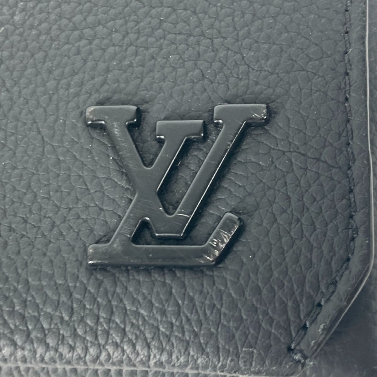 Louis Vuitton Black Leather Pochette Shoulder Bag (Pre-Owned)