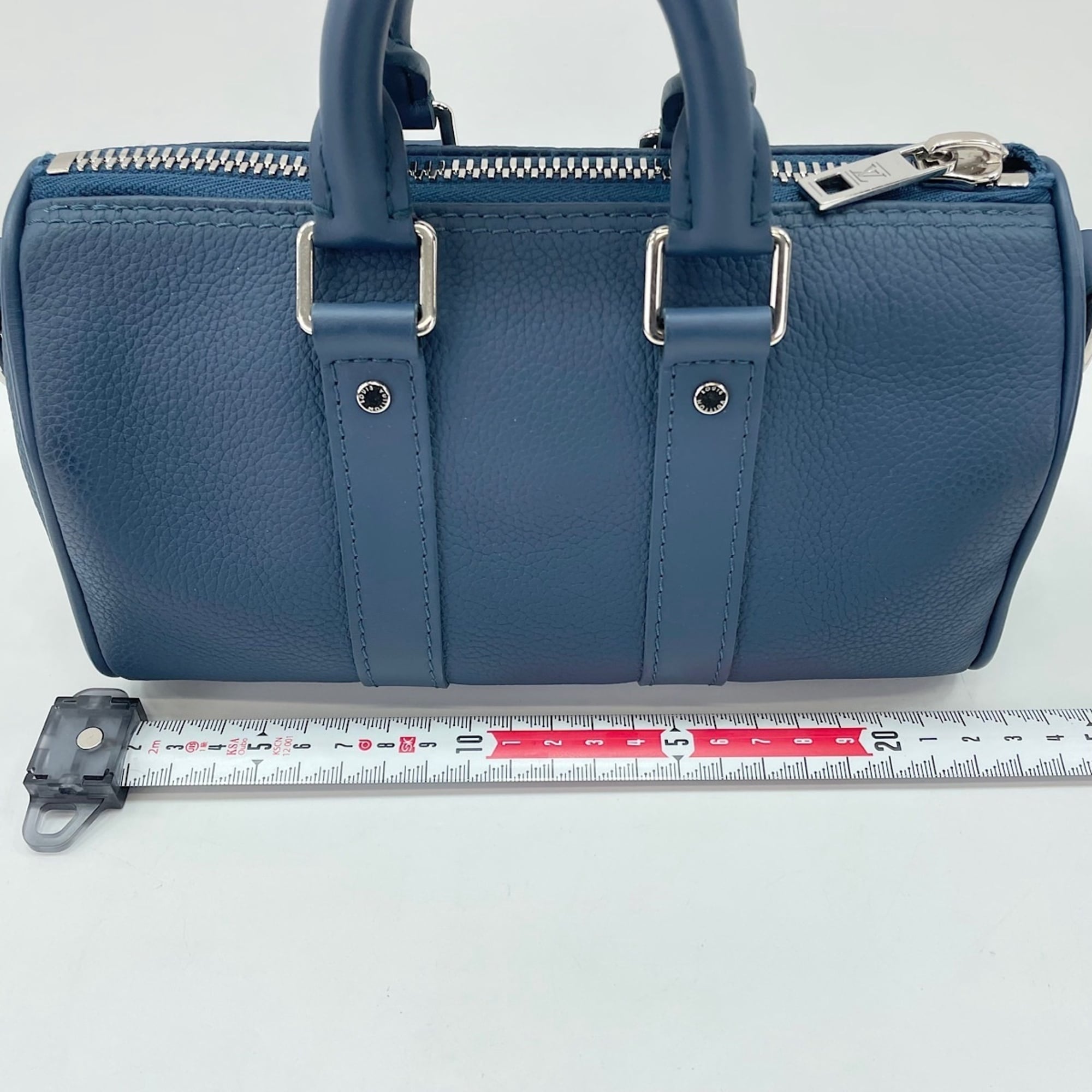 Louis Vuitton Navy Handbag (Pre-Owned)