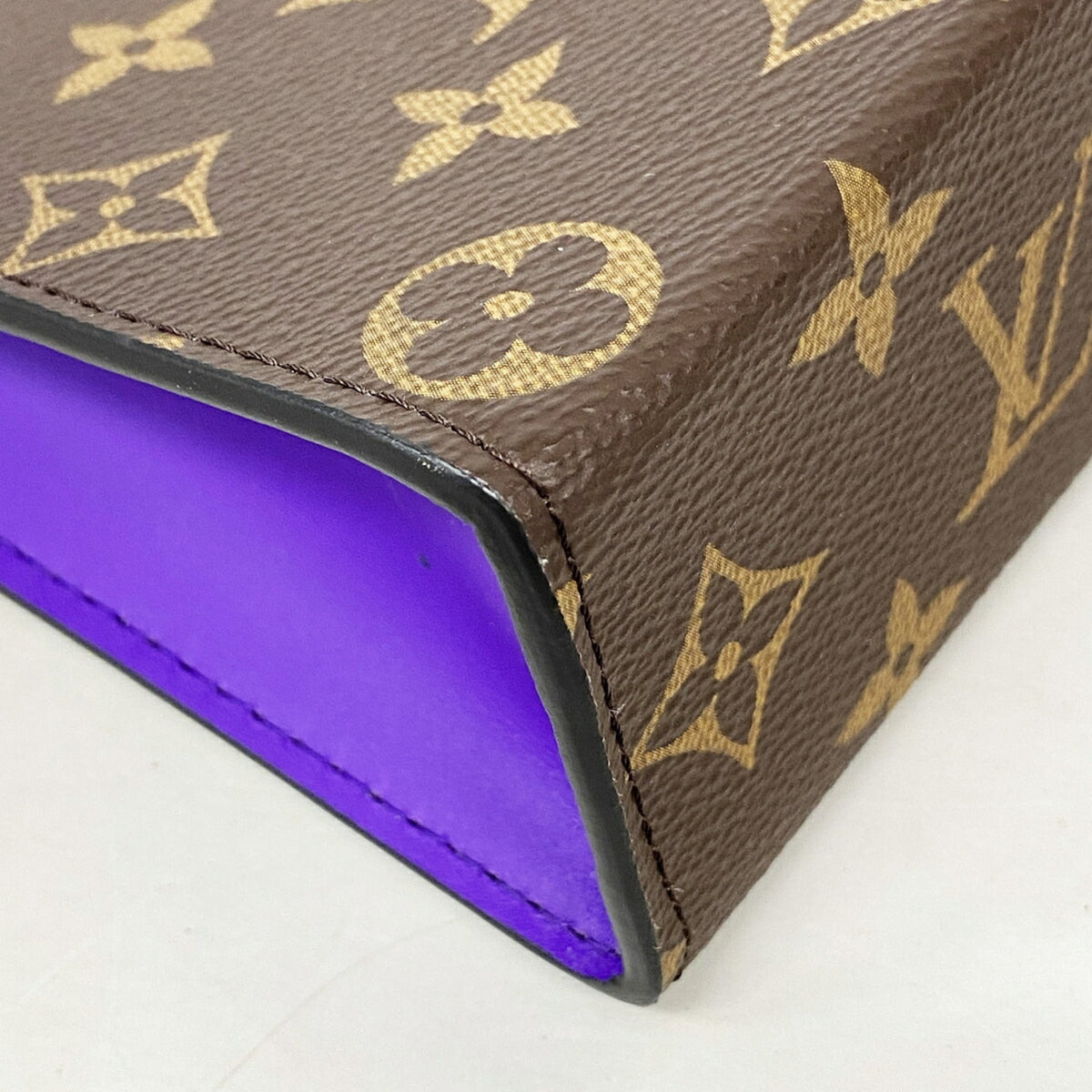Louis Vuitton Brown Clutch Bag (Pre-Owned)