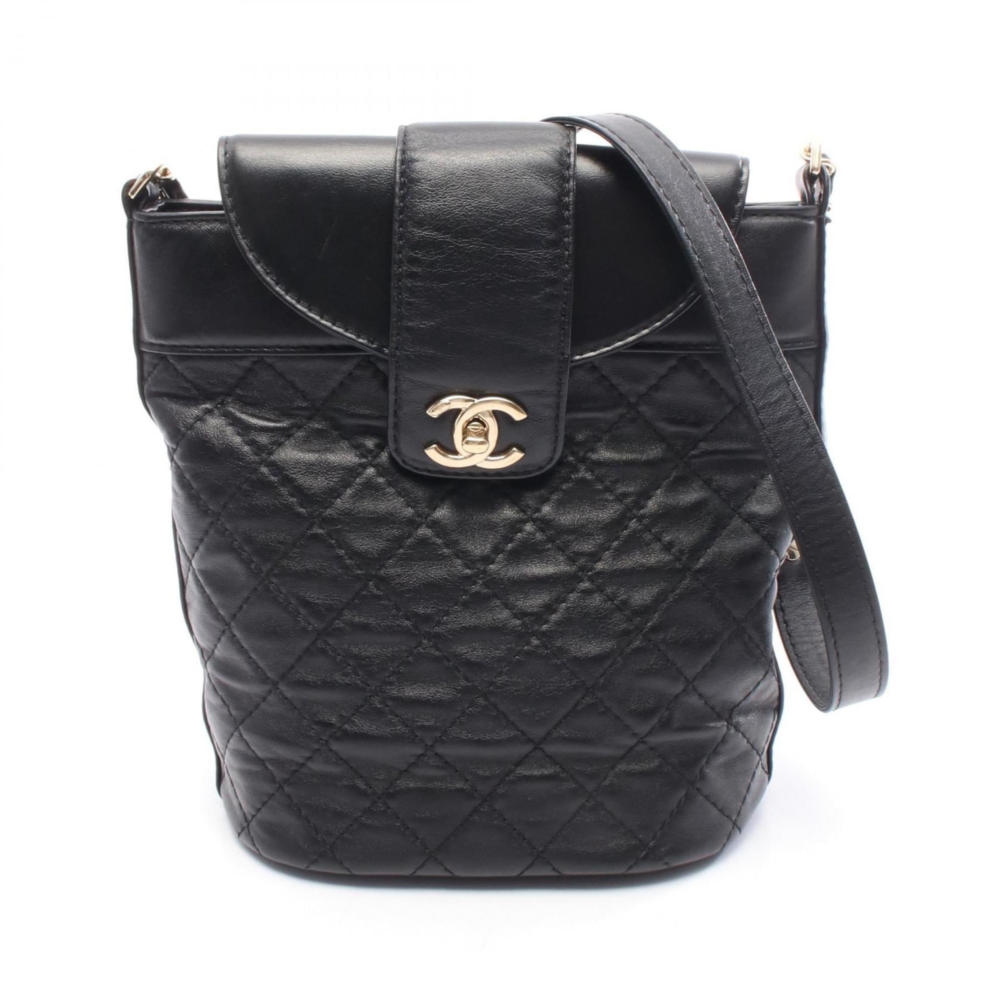 Chanel Black Leather Shoulder Bag (Pre-Owned)