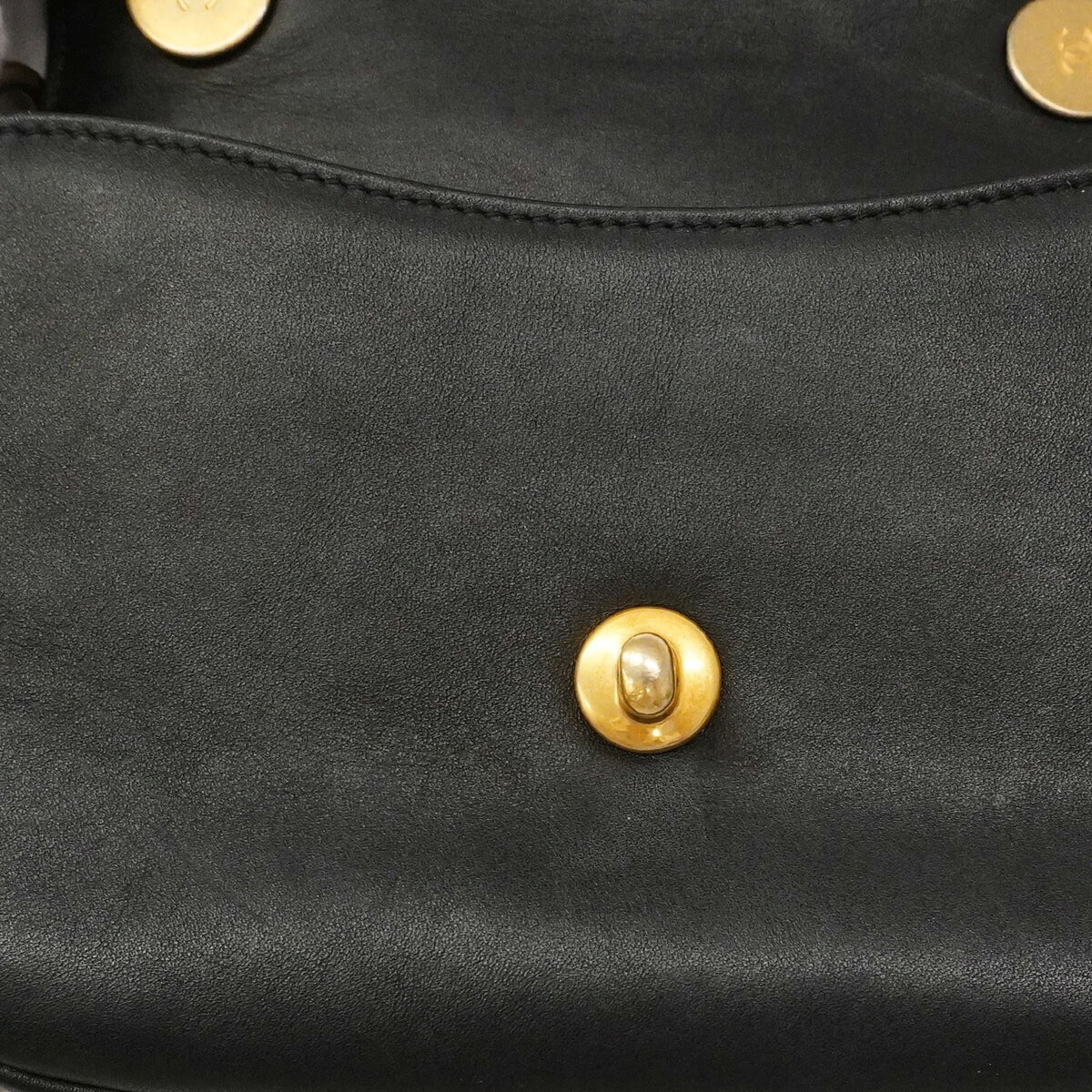 Chanel Black Leather Shoulder Bag (Pre-Owned)