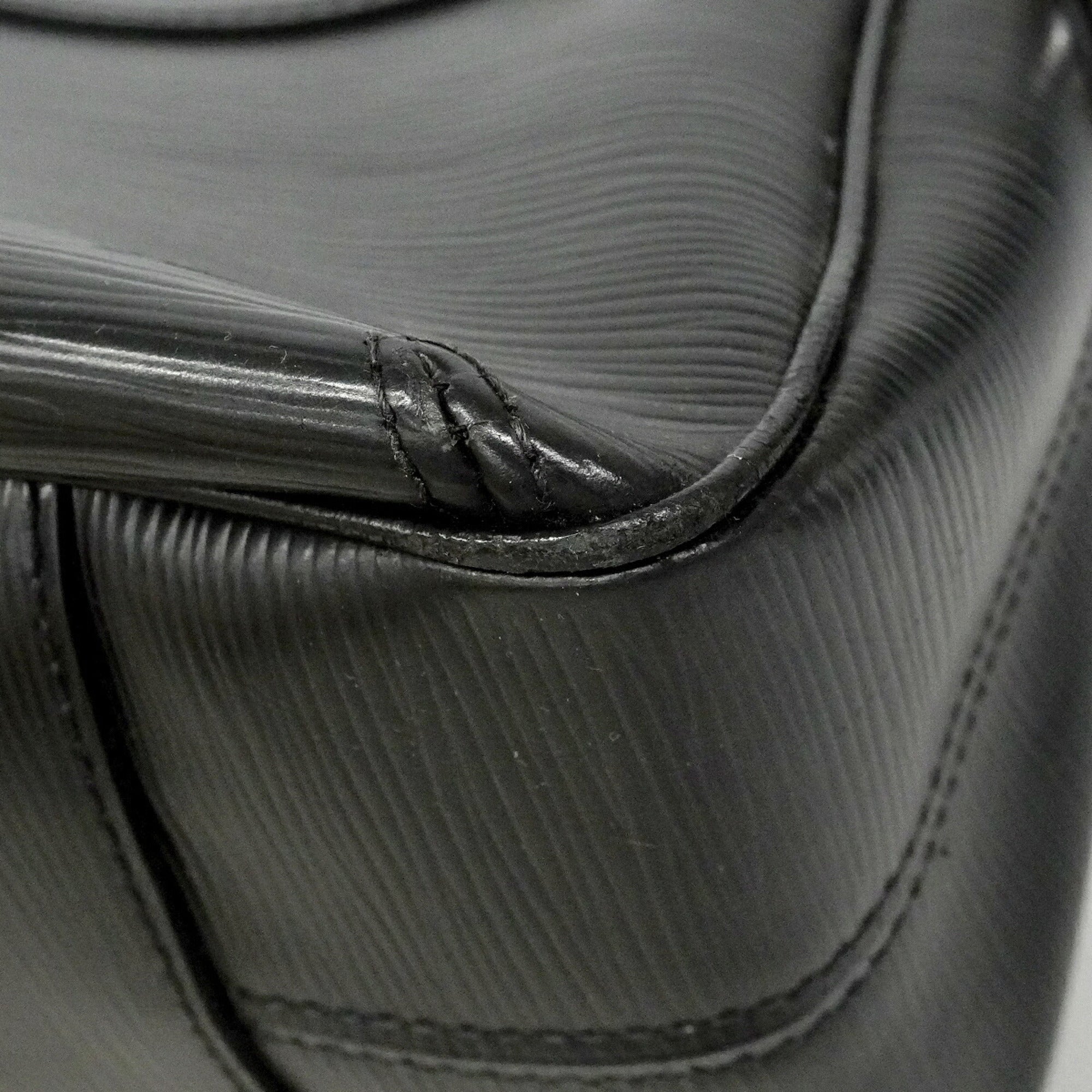 Louis Vuitton Noir Shoulder Bag (Pre-Owned)