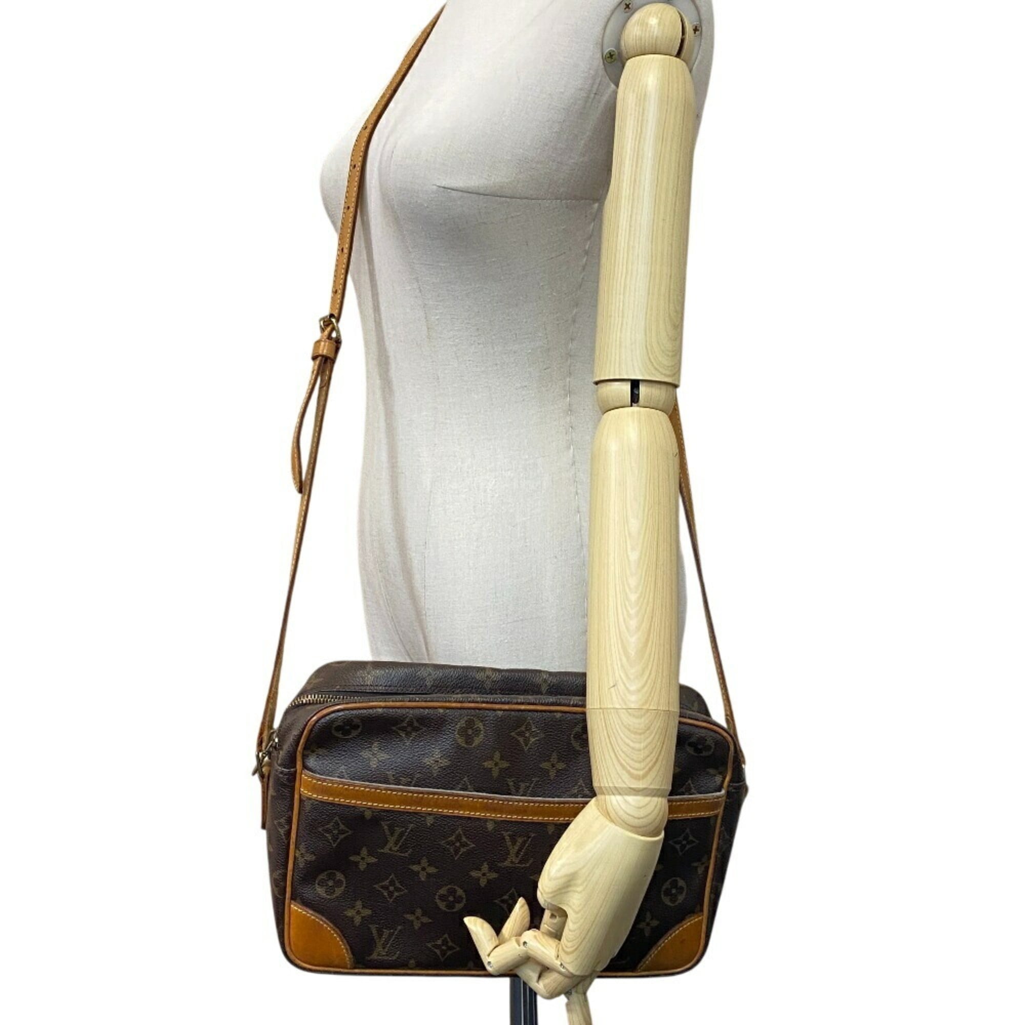 Louis Vuitton Brown Leather Shoulder Bag (Pre-Owned)