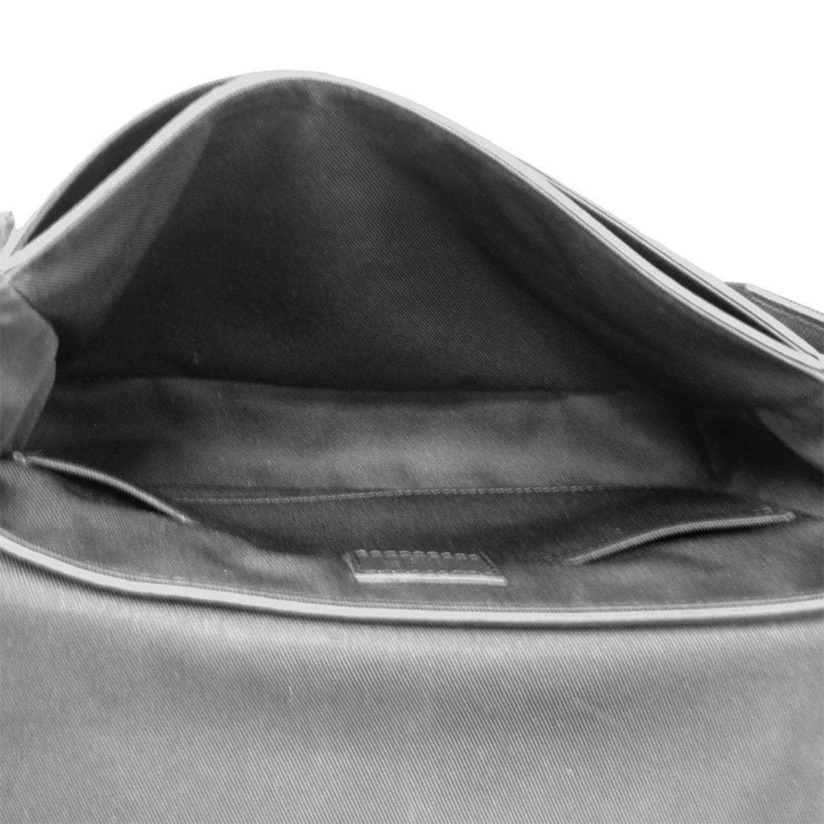 Louis Vuitton Black Taiga Leather Shoulder Bag (Pre-Owned)