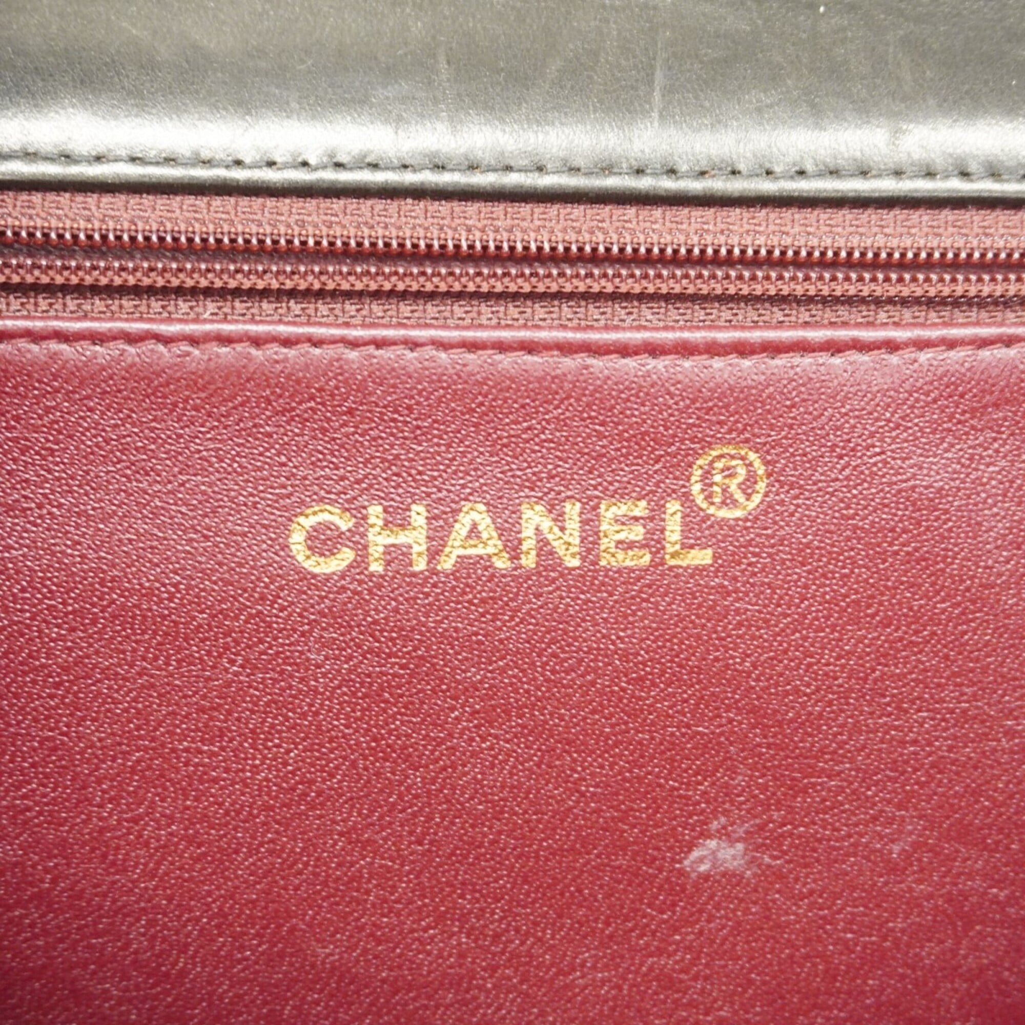 Chanel Black Leather Shoulder Bag (Pre-Owned)