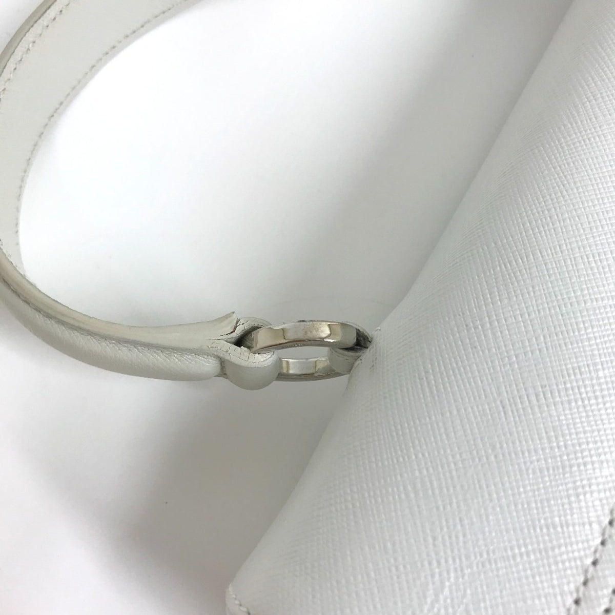 Salvatore Ferragamo Gancini White Leather Handbag Shoulder Bag (Pre-Owned)