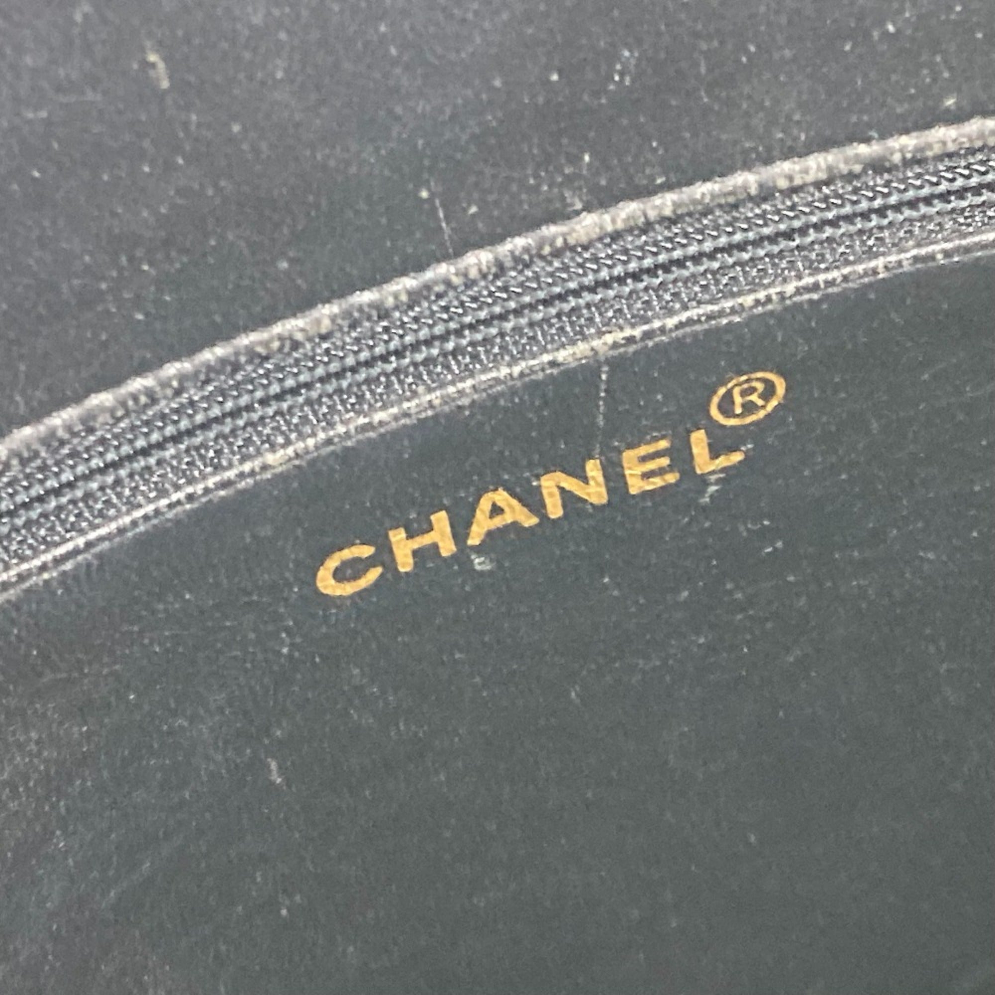 Chanel Black Leather Shoulder Bag (Pre-Owned)