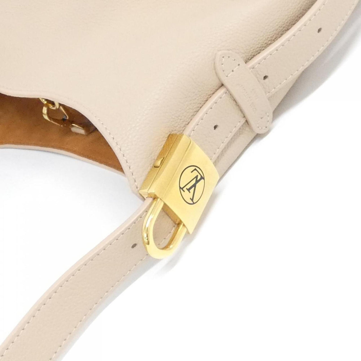 Louis Vuitton Gold Leather Shoulder Bag (Pre-Owned)