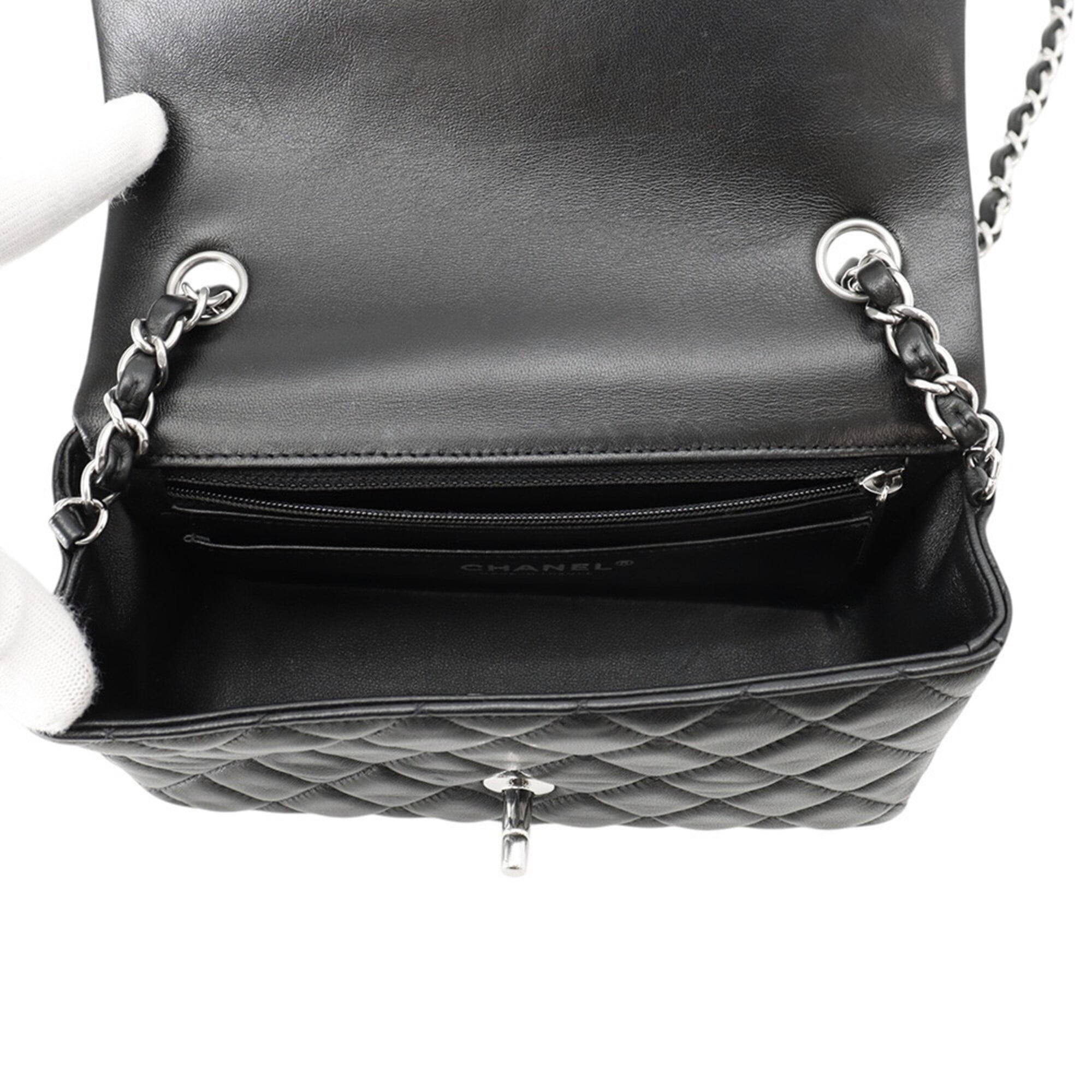 Chanel Black Leather Shoulder Bag (Pre-Owned)