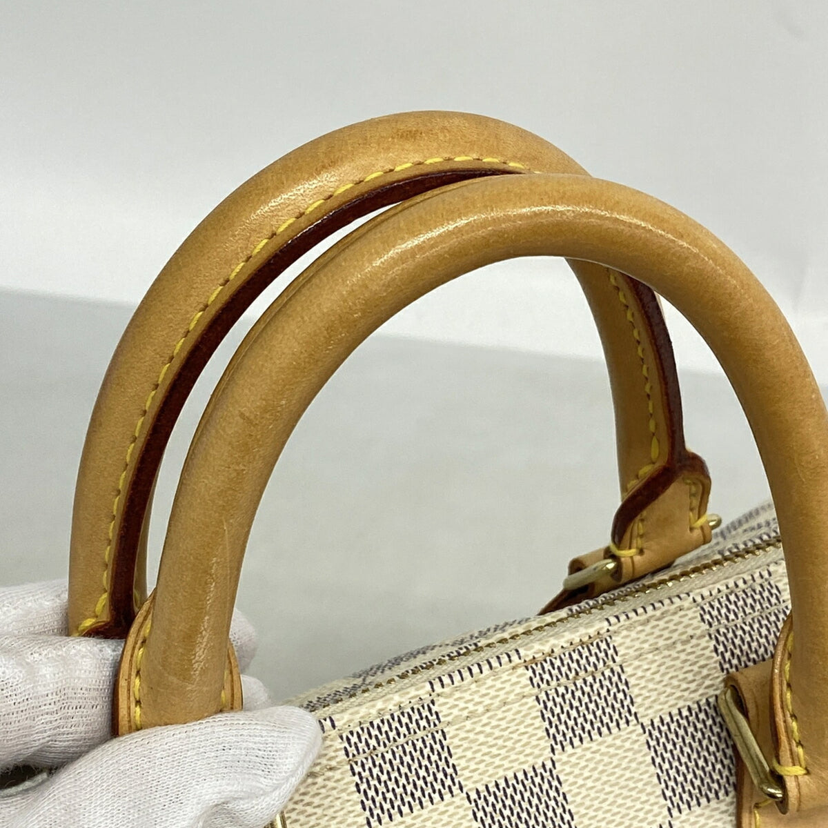 Louis Vuitton White Handbag (Pre-Owned)
