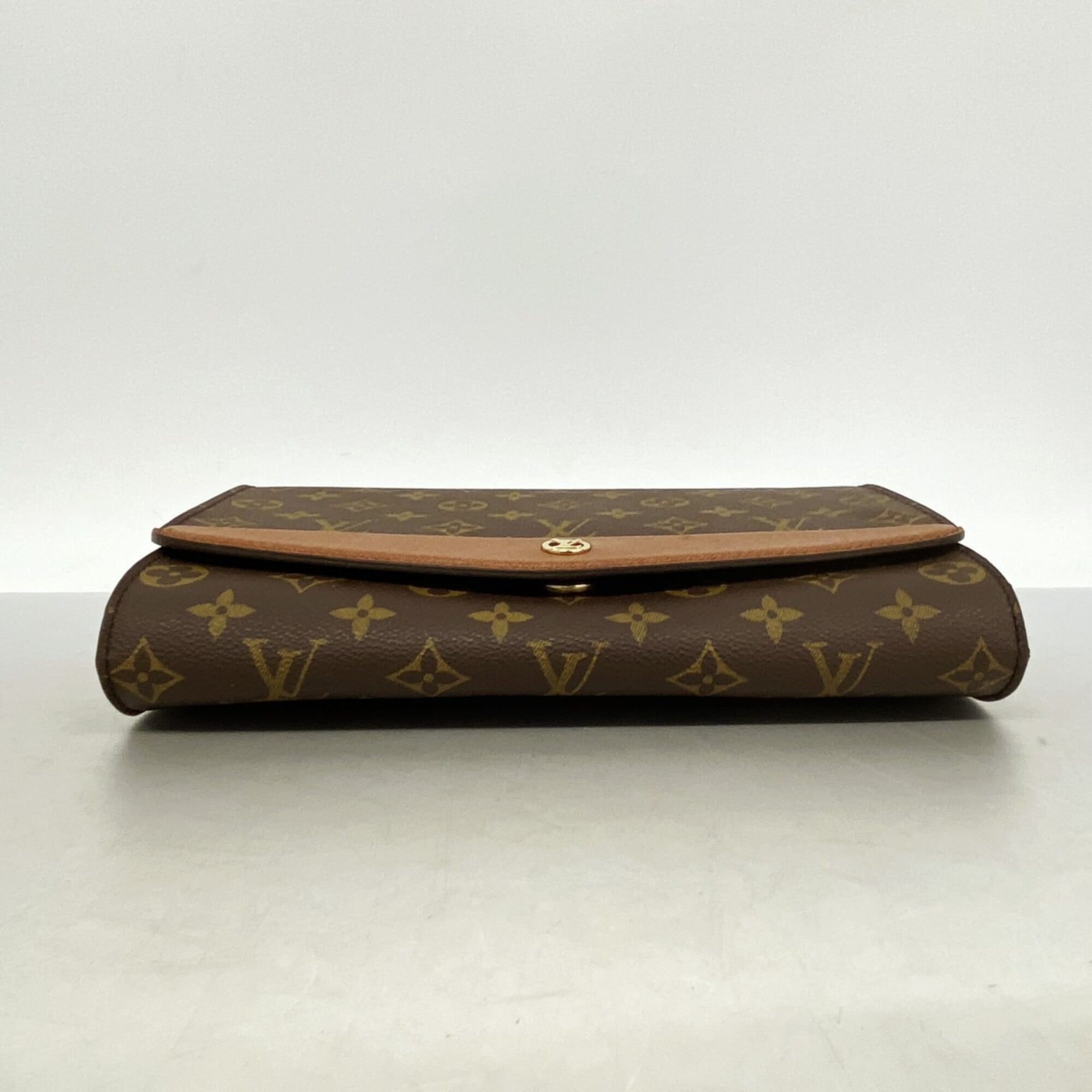 Louis Vuitton Brown Clutch Bag (Pre-Owned)