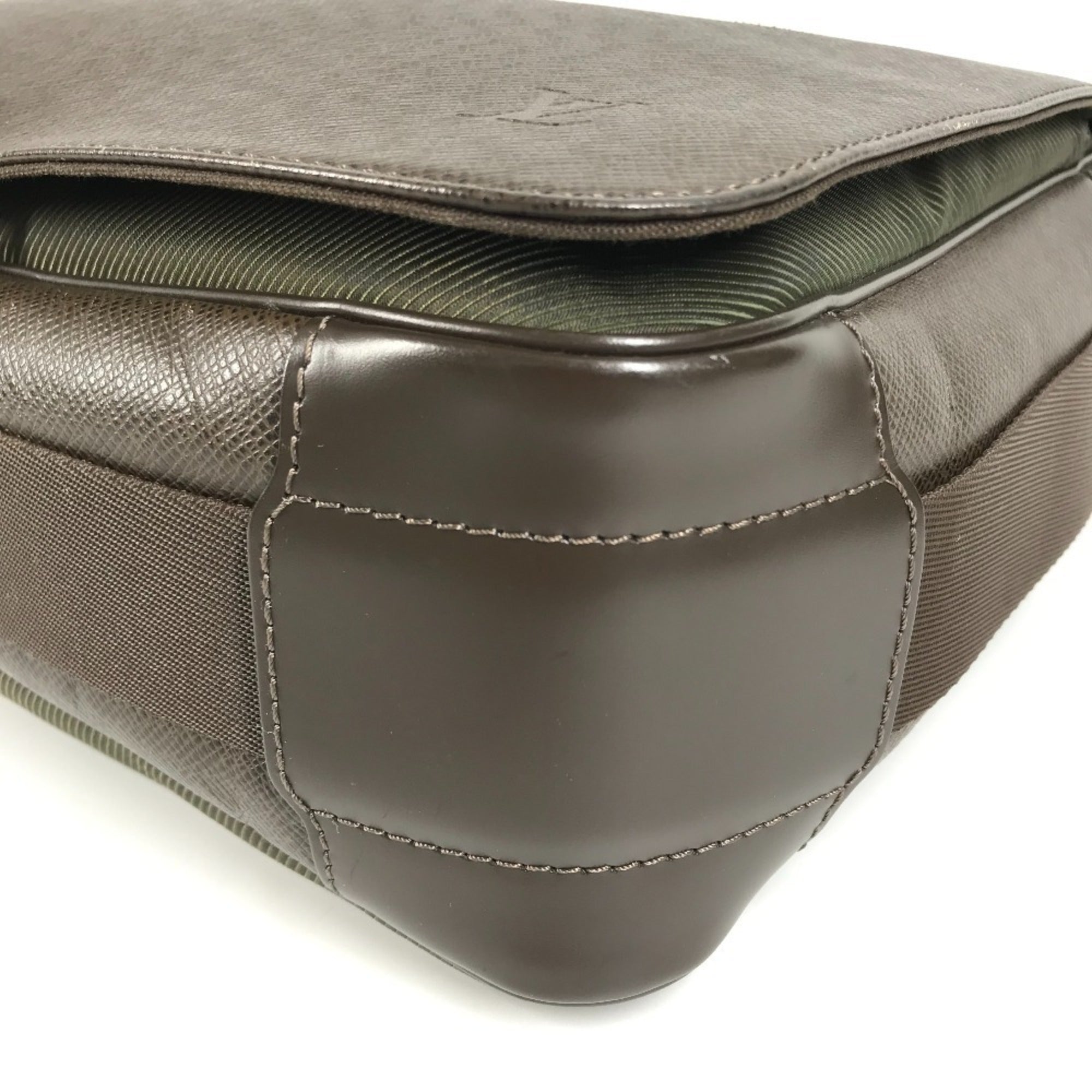 Louis Vuitton Brown Grizzly Taiga Leather Messenger Bag Shoulder Bag (Pre-Owned)