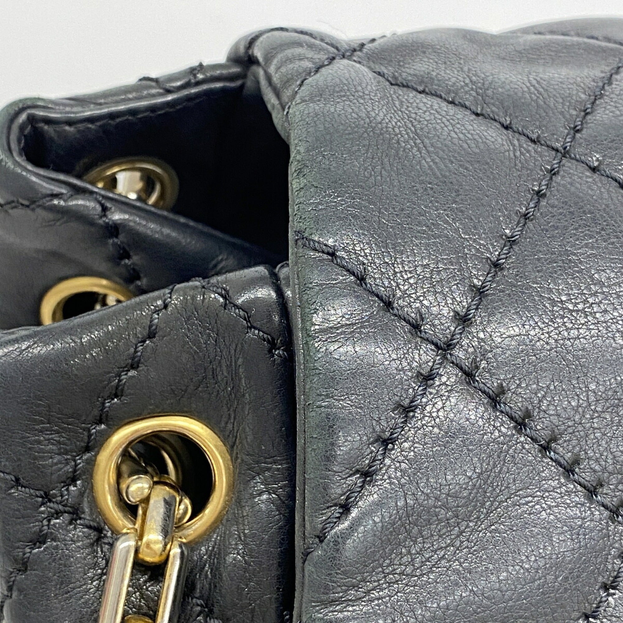 Chanel Black Leather Shoulder Bag (Pre-Owned)