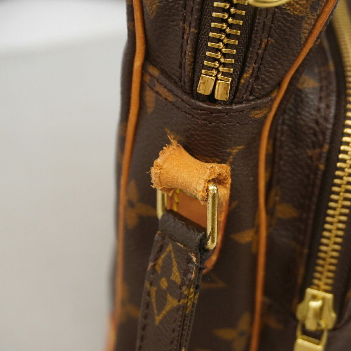 Louis Vuitton Brown Shoulder Bag (Pre-Owned)